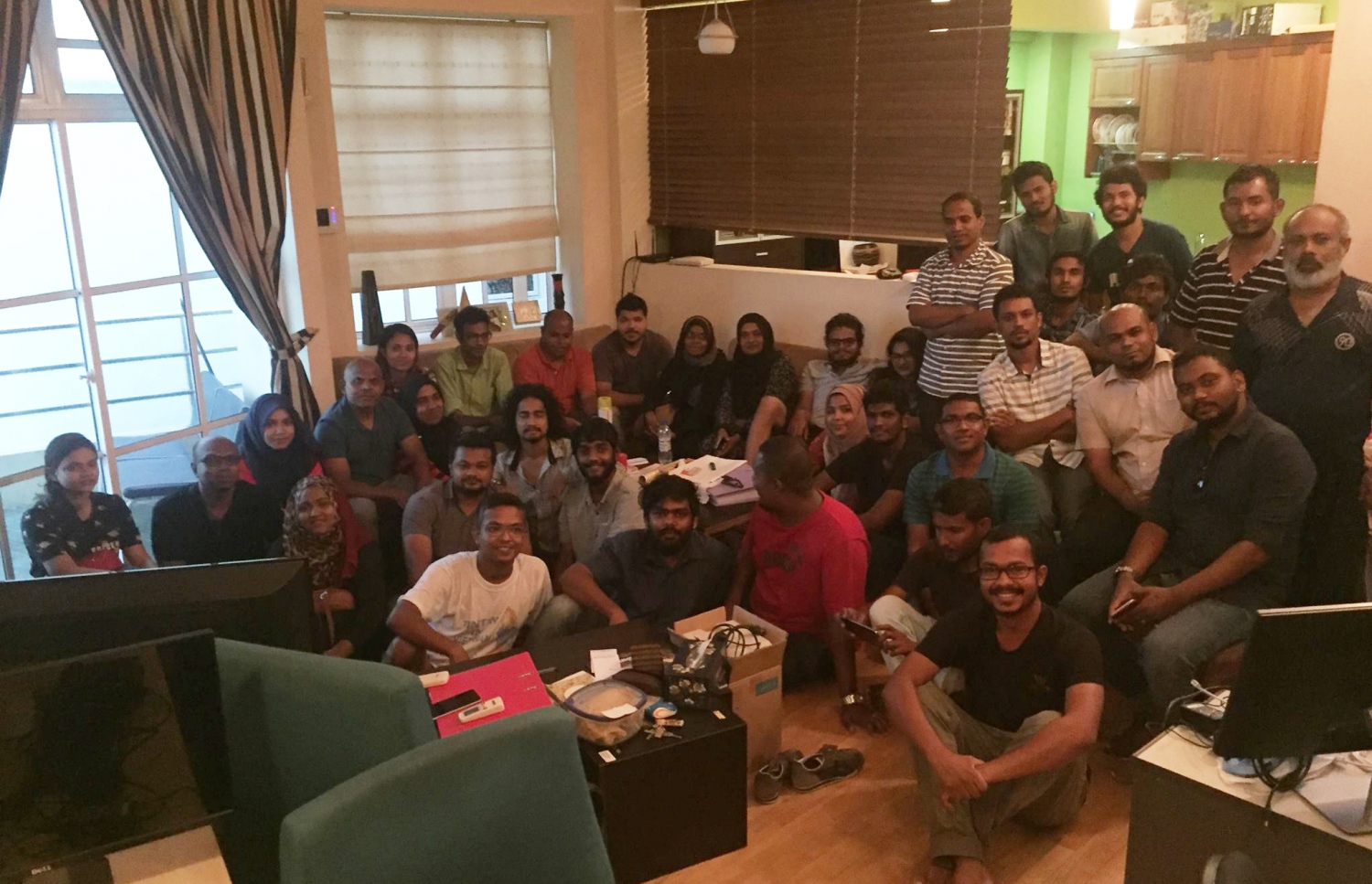 "ހަވީރު" ގެ މަސައްކަތް ހުއްޓާލުމާ ގުޅިގެން އެ ނޫހުގެ މުވައްޒަފުންނާ އެކު ވާއިލް ބޭއްވެވި ބައްދަލުވުމެއްގައި ގުރޫޕް ފޮޓޯއެއް ނަންގަވަނީ.