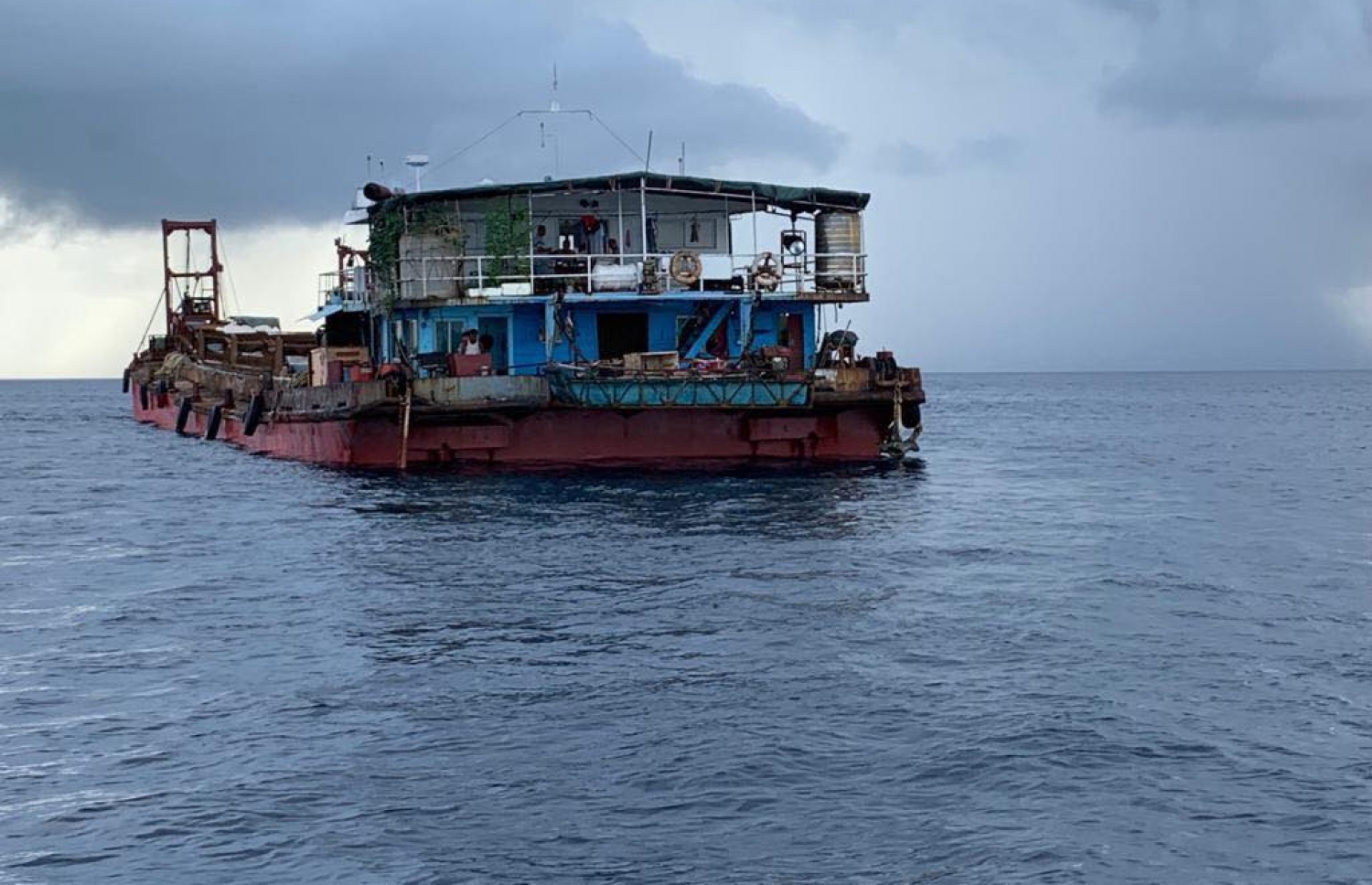 ލ. ހިތަދޫ ކައިރީގައި އޮތް ބޯޓު.