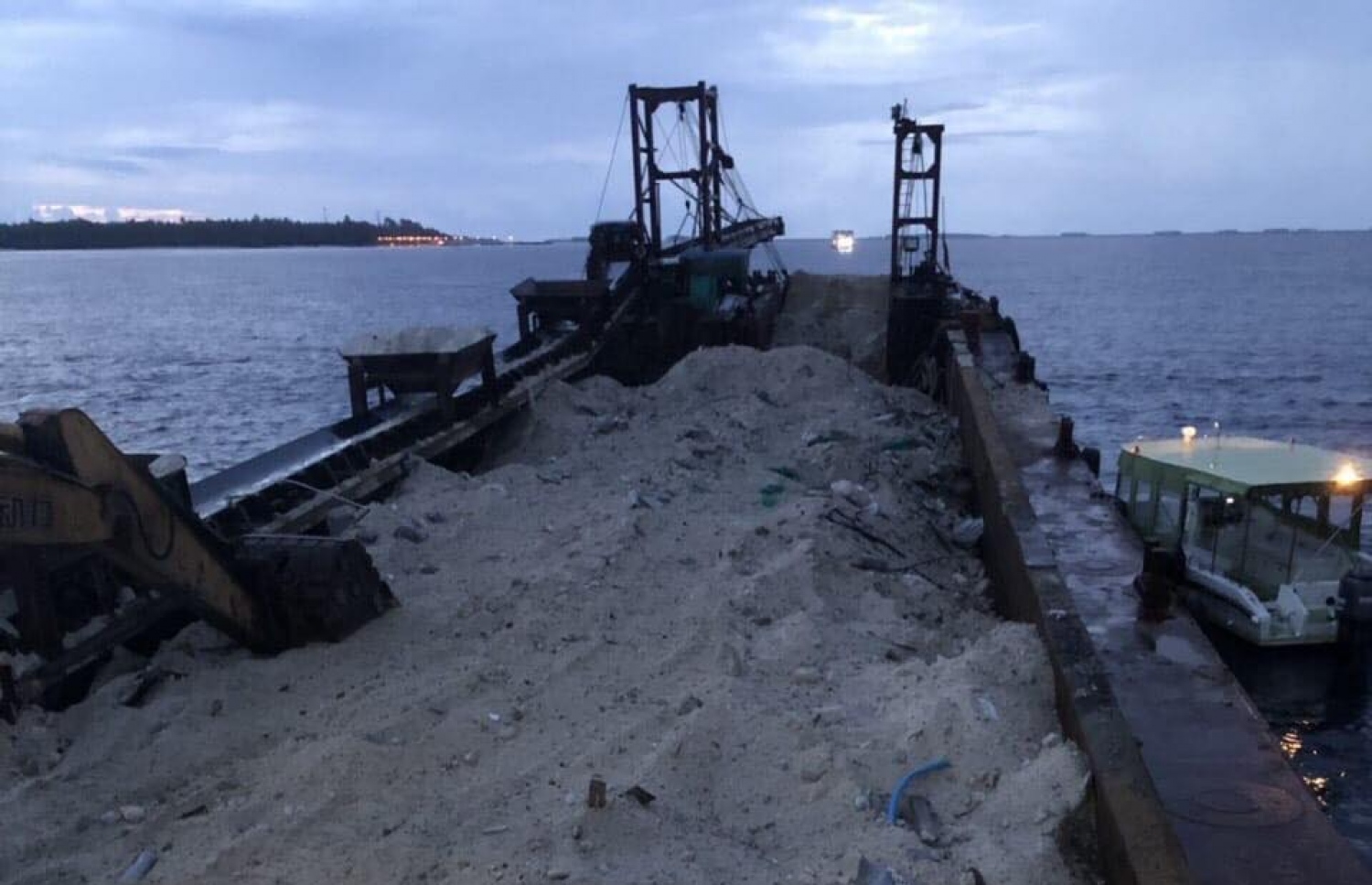 ލ. ހިތަދޫ ކައިރީގައި އޮތް ބޯޓަށް ވެލި ބަރުކޮށްފައި.