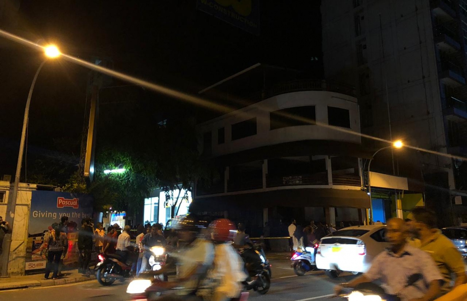 އަލިފާން ރޯވުމުން ތޫމް ކެފޭއިން ކަރަންޓު ކަނޑާލައި އެ ސަރަހައްދުގައި ފުލުހުން ހަރަކާތްތެރިވަނީ