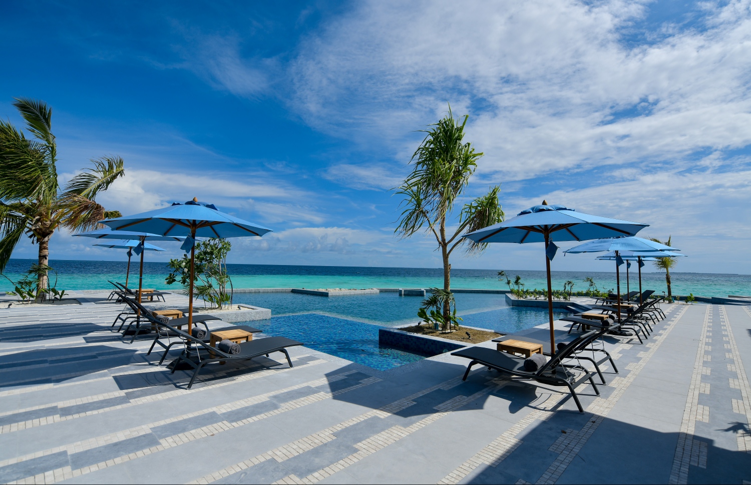 ރާއްޖޭގެ ރިސޯޓެއްގެ ޕޫލް އޭރިއާ: ކުއްލިއަކަށް ލިބޭ ބުކިންސްތައް މިހާރު ގިނަ -- ފޮޓޯ: ހުސައިން ވަހީދު/ މިހާރު