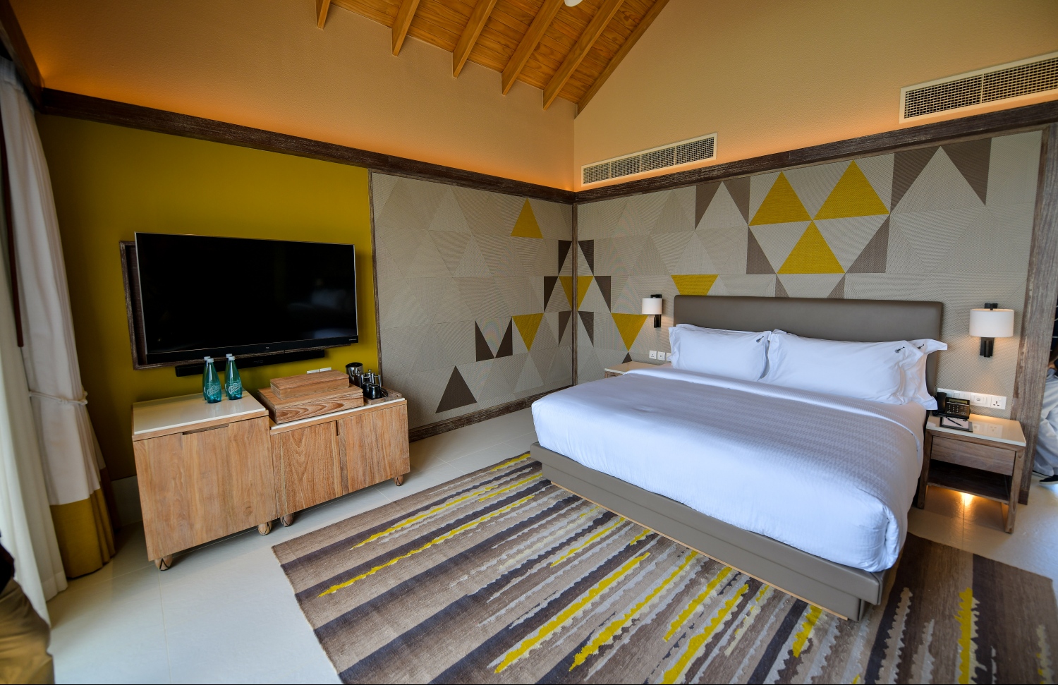 ހާޑް ރޮކް ވިލާއެއް ރޫމް--ފޮޓޯ:ހުސައިން ވަހީދު/މިހާރު