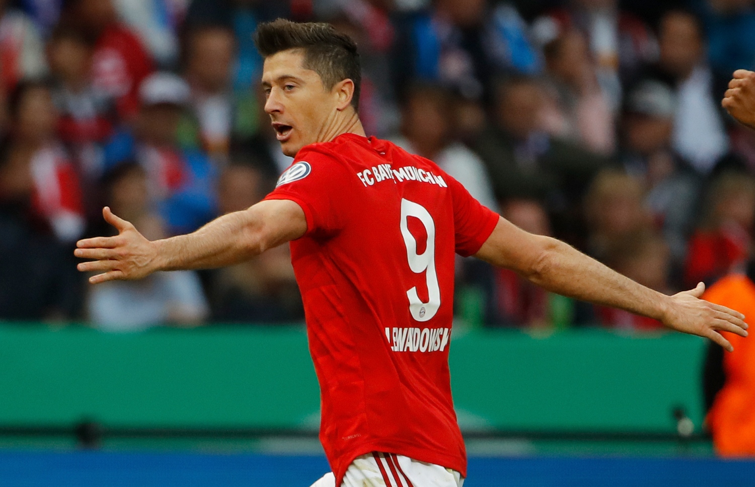 ލަނޑު ޖެހުމަށް ފަހު ލެވަންޑޯސްކީ އުފާފާޅުކުރަނީ. -- ފޮޓޯ: އޭއެފްޕީ