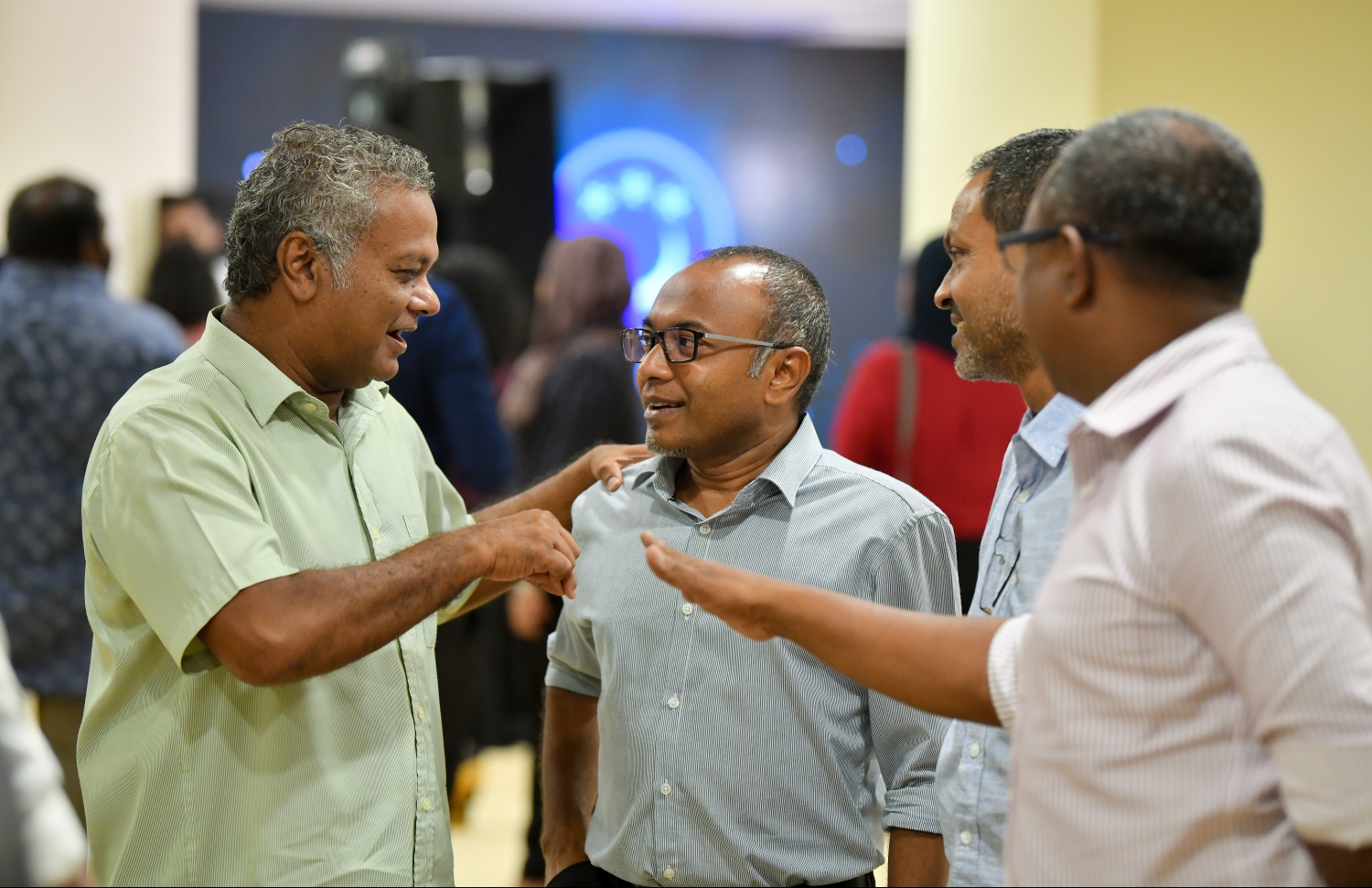 މާލެ: މޭ 26، 2019- މިދިޔަ 18 ވަނަ ދައުރުގައި ކުރި މަސައްކަތާ ގުޅޭ ފޮތެއް ނެރުމަށާއި މަޖިލިހުގެ އާ ވެބްސައިޓް ދައްކައިލުމަށް މަޖިލިސް ކުރާ ގޭގޭގައި ބޭއްވި ބައްދަލުވުމުގެ ތެރެއިން---ފޮޓޯ: ހުސައިން ވަހީދު/މިހާރު