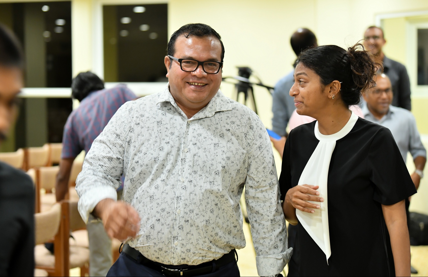 މާލެ: މޭ 26، 2019- މިދިޔަ 18 ވަނަ ދައުރުގައި ކުރި މަސައްކަތާ ގުޅޭ ފޮތެއް ނެރުމަށާއި މަޖިލިހުގެ އާ ވެބްސައިޓް ދައްކައިލުމަށް މަޖިލިސް ކުރާ ގޭގޭގައި ބޭއްވި ބައްދަލުވުމުގައި، 19 ވަނަ މަޖިލީހުގެ ރައީސްކަމަށް ވާދަކުރައްވާ އަސްލަމާއި ނައިބު ރައީސަކަށް ޝައުގުވެރިވެވަޑައިގަންނަވާ އީވާ.---ފޮޓޯ: ހުސައިން ވަހީދު/މިހާރު