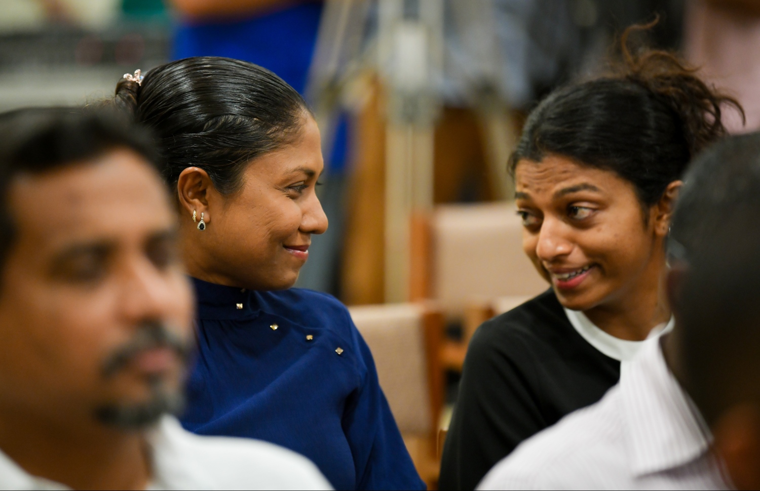 މާލެ: މޭ 26، 2019- މިދިޔަ 18 ވަނަ ދައުރުގައި ކުރި މަސައްކަތާ ގުޅޭ ފޮތެއް ނެރުމަށާއި މަޖިލިހުގެ އާ ވެބްސައިޓް ދައްކައިލުމަށް މަޖިލިސް ކުރާ ގޭގޭގައި ބޭއްވި ބައްދަލުވުމުގައި ތުޅާދޫ ދާއިރާގެ އިންތިހާބީ މެމްބަރު ހިސާން ހުސައިން އަދި ގަލޮޅު އުތުރު ދާއިރާގެ މެމްބަރު އީވާ އަބްދުﷲ ވާހަކަ ދައްކަވަނީ.---ފޮޓޯ: ހުސައިން ވަހީދު/މިހާރު