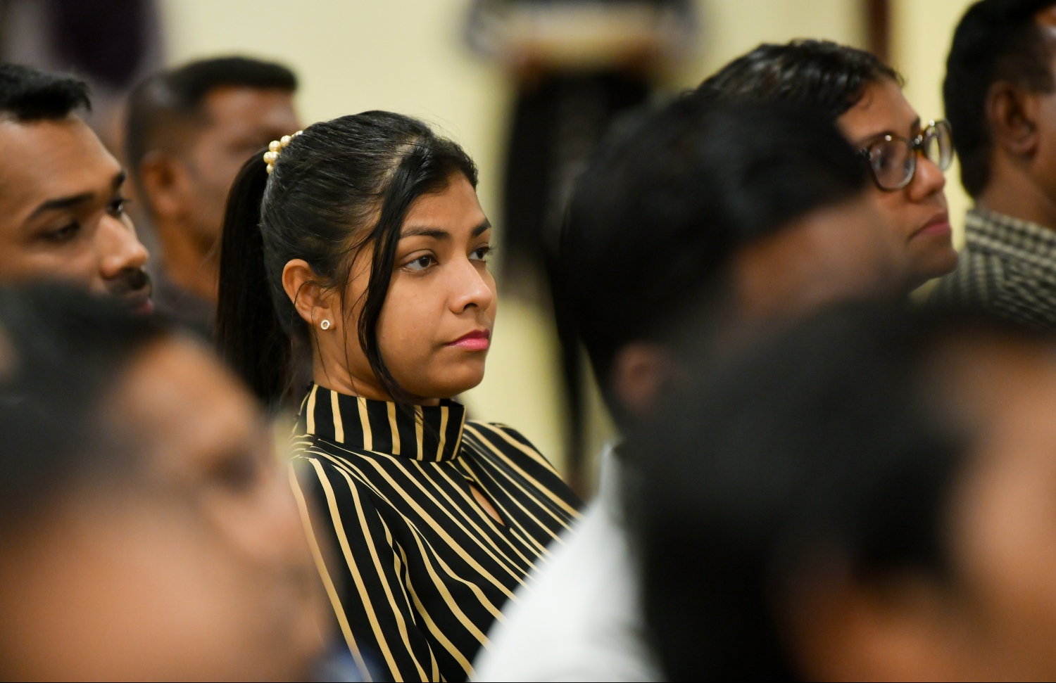 މާލެ: މޭ 26، 2019- މިދިޔަ 18 ވަނަ ދައުރުގައި ކުރި މަސައްކަތާ ގުޅޭ ފޮތެއް ނެރުމަށާއި މަޖިލިހުގެ އާ ވެބްސައިޓް ދައްކައިލުމަށް މަޖިލިސް ކުރާ ގޭގޭގައި ބޭއްވި ބައްދަލުވުމުގައި އައްޑޫމީދޫ ދާއިރާގެ މެމްބަރު ރޮޒައިނާ އާދަމް ބައިވެރިވެވަޑައިގަންނަވަނީ---ފޮޓޯ: ހުސައިން ވަހީދު/މިހާރު