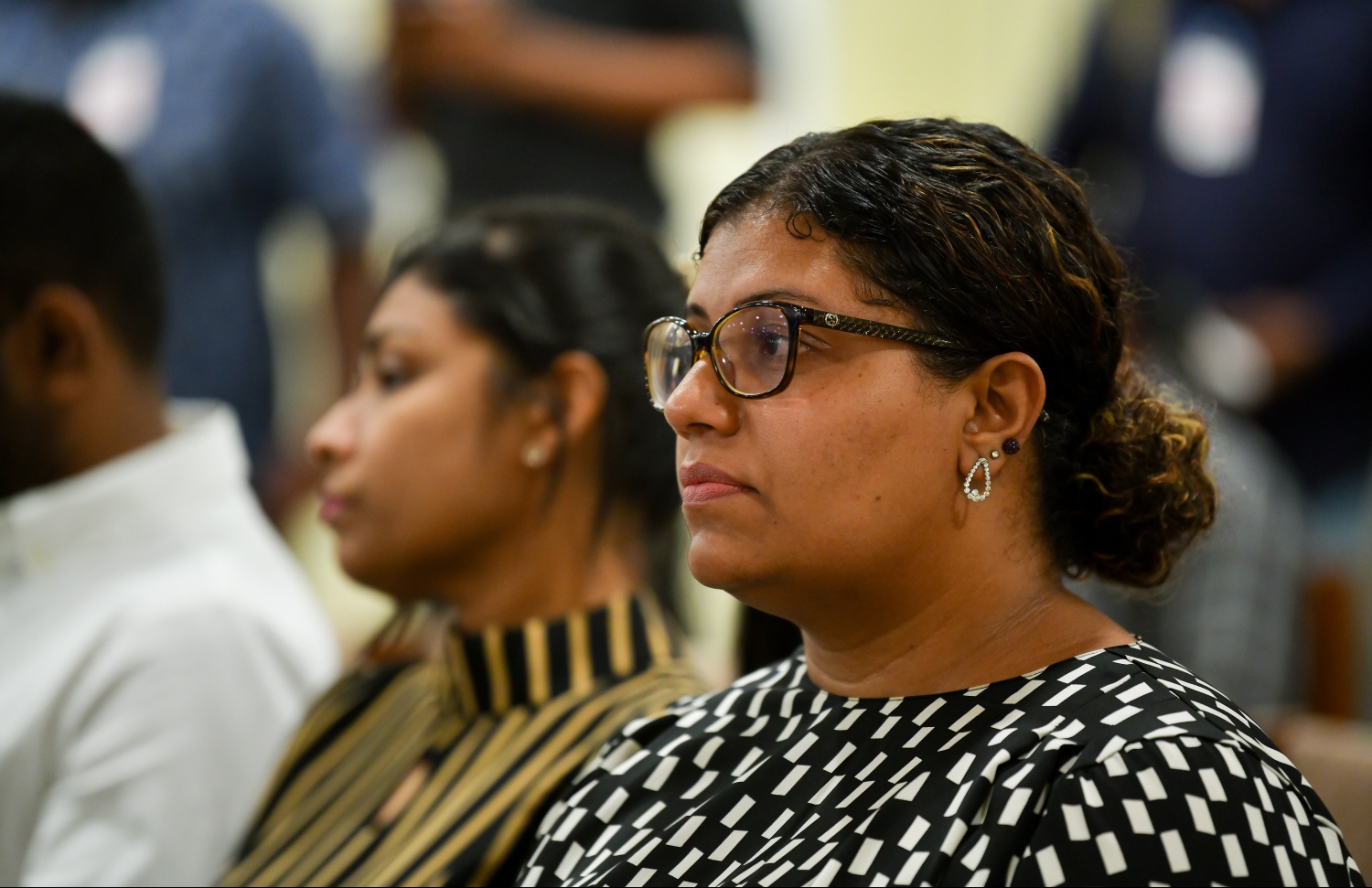 މާލެ: މޭ 26، 2019- މިދިޔަ 18 ވަނަ ދައުރުގައި ކުރި މަސައްކަތާ ގުޅޭ ފޮތެއް ނެރުމަށާއި މަޖިލިހުގެ އާ ވެބްސައިޓް ދައްކައިލުމަށް މަޖިލިސް ކުރާ ގޭގޭގައި ބޭއްވި ބައްދަލުވުމުގައި ހިންނަވަރު ދާއިރާގެ އިންތިހާބީ މެމްބަރު ޖީހާން މަހްމޫދު ބައިވެރިވެވަޑައިގަންނަވަނީ---ފޮޓޯ: ހުސައިން ވަހީދު/މިހާރު