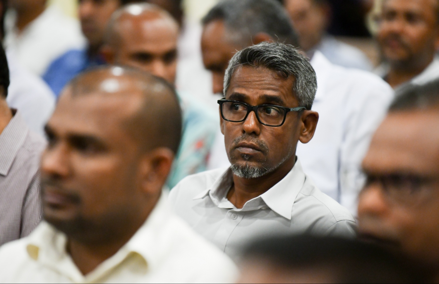 މާލެ: މޭ 26، 2019- މިދިޔަ 18 ވަނަ ދައުރުގައި ކުރި މަސައްކަތާ ގުޅޭ ފޮތެއް ނެރުމަށާއި މަޖިލިހުގެ އާ ވެބްސައިޓް ދައްކައިލުމަށް މަޖިލިސް ކުރާ ގޭގޭގައި ބޭއްވި ބައްދަލުވުމުގައި ވައިކަރަދޫ ދާއިރާގެ އިންތިހާބީ މެމްބަރު ހުސައިން ޒިޔާދު ބައިވެރިވެވަޑައިގަންނަވަނީ---ފޮޓޯ: ހުސައިން ވަހީދު/މިހާރު