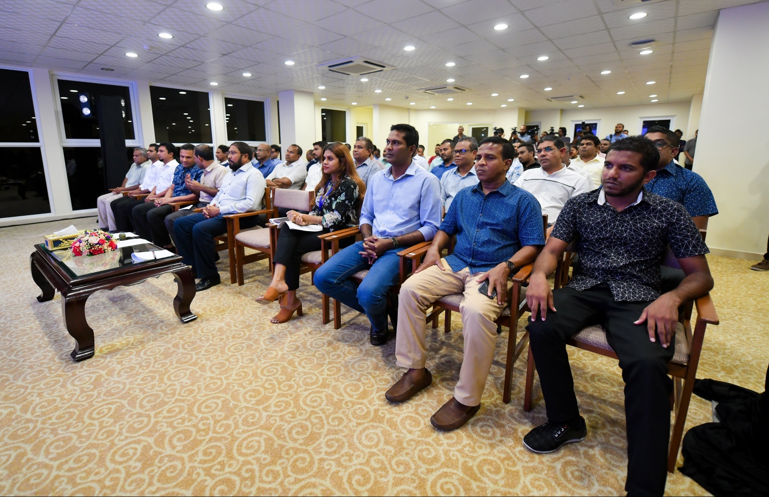 މާލެ: މޭ 26، 2019- ރައްޔިތުންގެ މަޖިލިހުގެ 18 ވަނަ ދައުރުގެ މަސައްކަތާ ގުޅޭ ފޮތެއް ނެރުމަށާއި މަޖިލިހުގެ އާ ވެބްސައިޓް ދައްކައިލުމަށް މަޖިލިހުގެ އިދާރާގައި ބޭއްވި ބައްދަލުވުމުގައި ބައިވެރިވެވަޑައިގެންނެވި ބައެއް ބޭފުޅުން.---ފޮޓޯ: ހުސައިން ވަހީދު/މިހާރު