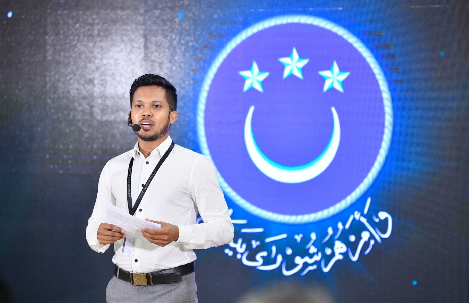 މާލެ: މޭ 26، 2019- މާލެ: މޭ 26، 2019- ރައްޔިތުންގެ މަޖިލިހުގެ 18 ވަނަ ދައުރުގެ މަސައްކަތާ ގުޅޭ ފޮތެއް ނެރުމަށާއި މަޖިލިހުގެ އާ ވެބްސައިޓް ދައްކައިލުމަށް މަޖިލިހުގެ އިދާރާގައި ބޭއްވި ބައްދަލުވުން، މަޖިލިހުގެ އިދާރާގެ މީޑިއާ ޑިރެކްޓަރު ޒިއާއު ކުރިއަށް ގެންދަވަނީ.---ފޮޓޯ: ހުސައިން ވަހީދު/މިހާރު