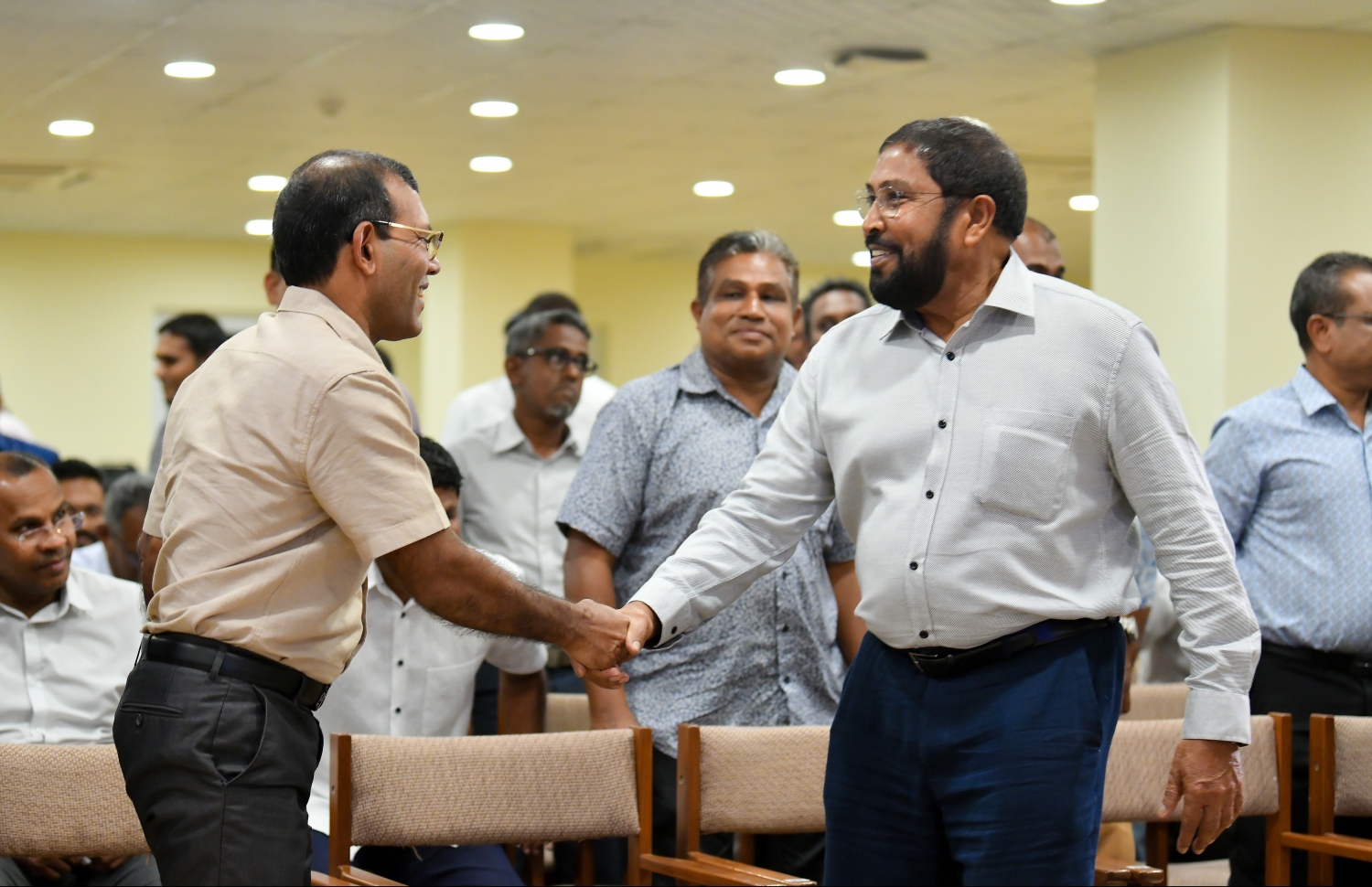 މާލެ: މޭ 26، 2019- ރައްޔިތުންގެ މަޖިލިހުގެ 18 ވަނަ ދައުރުގެ މަސައްކަތާ ގުޅޭ ފޮތެއް ނެރުމަށާއި މަޖިލިހުގެ އާ ވެބްސައިޓް ދައްކައިލުމަށް މަޖިލިހުގެ އިދާރާގައި ބޭއްވި ބައްދަލުވުމުގައި މަޖިލިހުގެ ރައީސް ގާސިމާއި 18 ވަނަ ދައުރަށް މައްޗަންގޮޅި މެދު ދާއިރާ އަށް އިންތިޚާބުކުރި ކުރީގެ ރައީސް ނަޝީދު ސަލާން ކުރައްވަނީ.---ފޮޓޯ:ހުސައިން ވަހީދު/މިހާރު