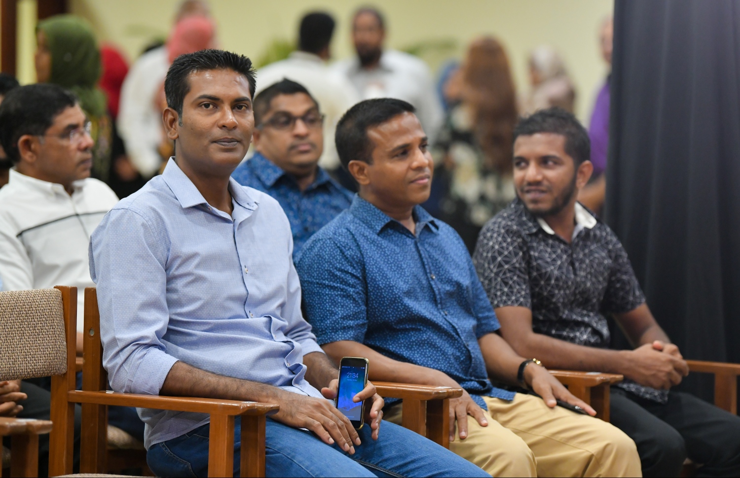 މާލެ: މޭ 26، 2019- ރައްޔިތުންގެ މަޖިލިހުގެ 18 ވަނަ ދައުރުގެ މަސައްކަތާ ގުޅޭ ފޮތެއް ނެރުމަށާއި މަޖިލިހުގެ އާ ވެބްސައިޓް ދައްކައިލުމަށް މަޖިލިހުގެ އިދާރާގައި ބޭއްވި ބައްދަލުވުމުގައި ބައިވެރިވެވަޑައިގެންނެވި ބައެއް ބޭފުޅުން.---ފޮޓޯ: ހުސައިން ވަހީދު/މިހާރު