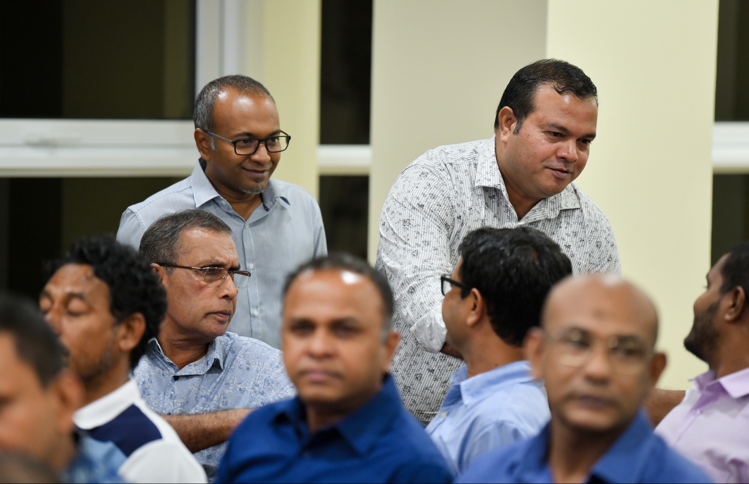 މާލެ: މޭ 26، 2019- ރައްޔިތުންގެ މަޖިލިހުގެ 18 ވަނަ ދައުރުގެ މަސައްކަތާ ގުޅޭ ފޮތެއް ނެރުމަށާއި މަޖިލިހުގެ އާ ވެބްސައިޓް ދައްކައިލުމަށް މަޖިލިހުގެ އިދާރާގައި ބޭއްވި ބައްދަލުވުމުގައި ބައިވެރިވެވަޑައިގެންނެވި ބައެއް ބޭފުޅުން.---ފޮޓޯ: ހުސައިން ވަހީދު/މިހާރު