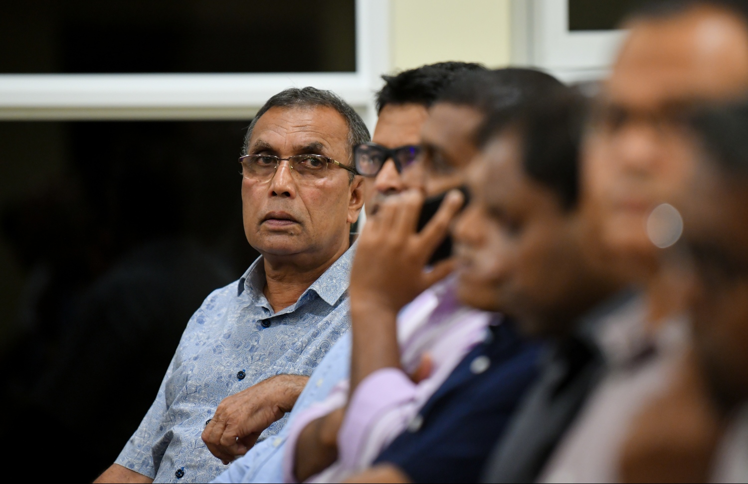 މާލެ: މޭ 26، 2019- ރައްޔިތުންގެ މަޖިލިހުގެ 18 ވަނަ ދައުރުގެ މަސައްކަތާ ގުޅޭ ފޮތެއް ނެރުމަށާއި މަޖިލިހުގެ އާ ވެބްސައިޓް ދައްކައިލުމަށް މަޖިލިހުގެ އިދާރާގައި ބޭއްވި ބައްދަލުވުމުގައި، 19 ވަނަ ރައްޔިތުންގެ މަޖިލިހުގެ ރައީސްކަމަށް ޝައުގުވެރިވެވަޑައިގަންނަވާ ވިލުފުށި ދާއިރާގެ އިންތިޚާބީ މެމްބަރު އަފީފް ބައިވެރިވެވަޑައިގަންނަވަނީ.---ފޮޓޯ: ހުސައިން ވަހީދު/މިހާރު