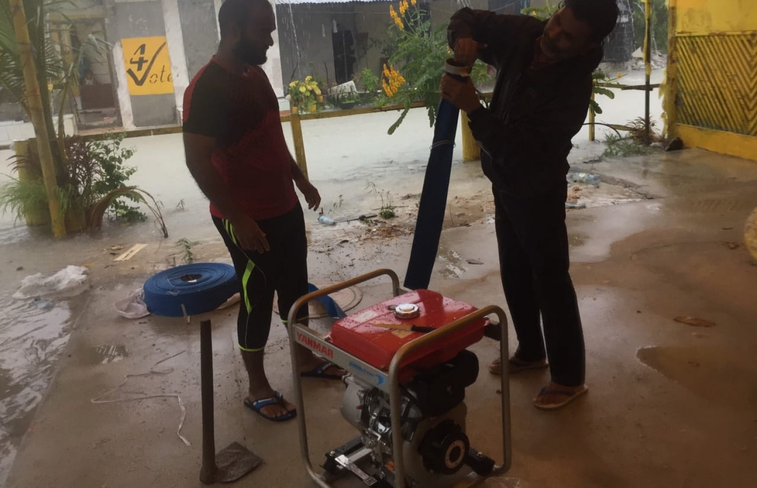 ތ. އަތޮޅުގެ ބައެއް ރަށްރަށުގައި ފެން ބޮޑުވުމުން ފެން ހިންދަން ފުލުހުން މަސައްކަތް ކުރަނީ