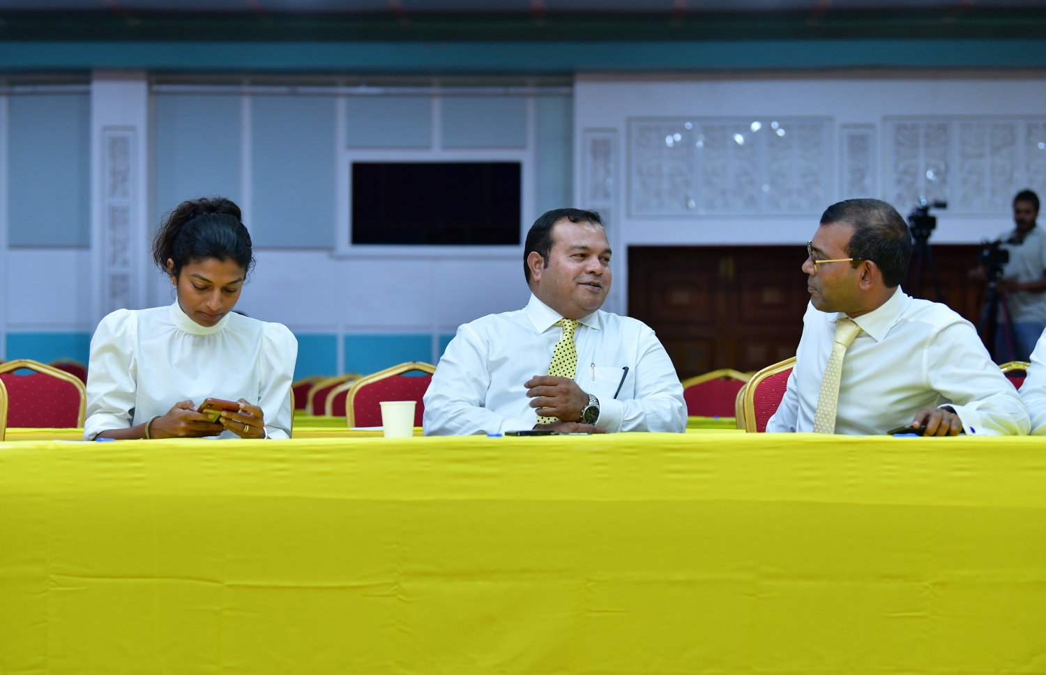 މިހާރު ހިނގަމުން އަންނަ ރައްޔިތުންގެ މަޖިލިހުގެ ރައީސާއި ނައިބު ރައީސް ކަމަށް އައްޔަން ކުރާނެ ބޭފުޅަކު ކަނޑައަޅަން މޭ 2019 ގައި ބޭއްވި އެމްޑީޕީގެ ޕާލަމެންޓްރީ ގުރޫޕްގެ ބައްދަލުވުމުގައި ނަޝީދާއި އީވާ އަދި އަސްލަމް.---ފައިލް ފޮޓޯ: ނިޝާން އަލީ| މިހާރު