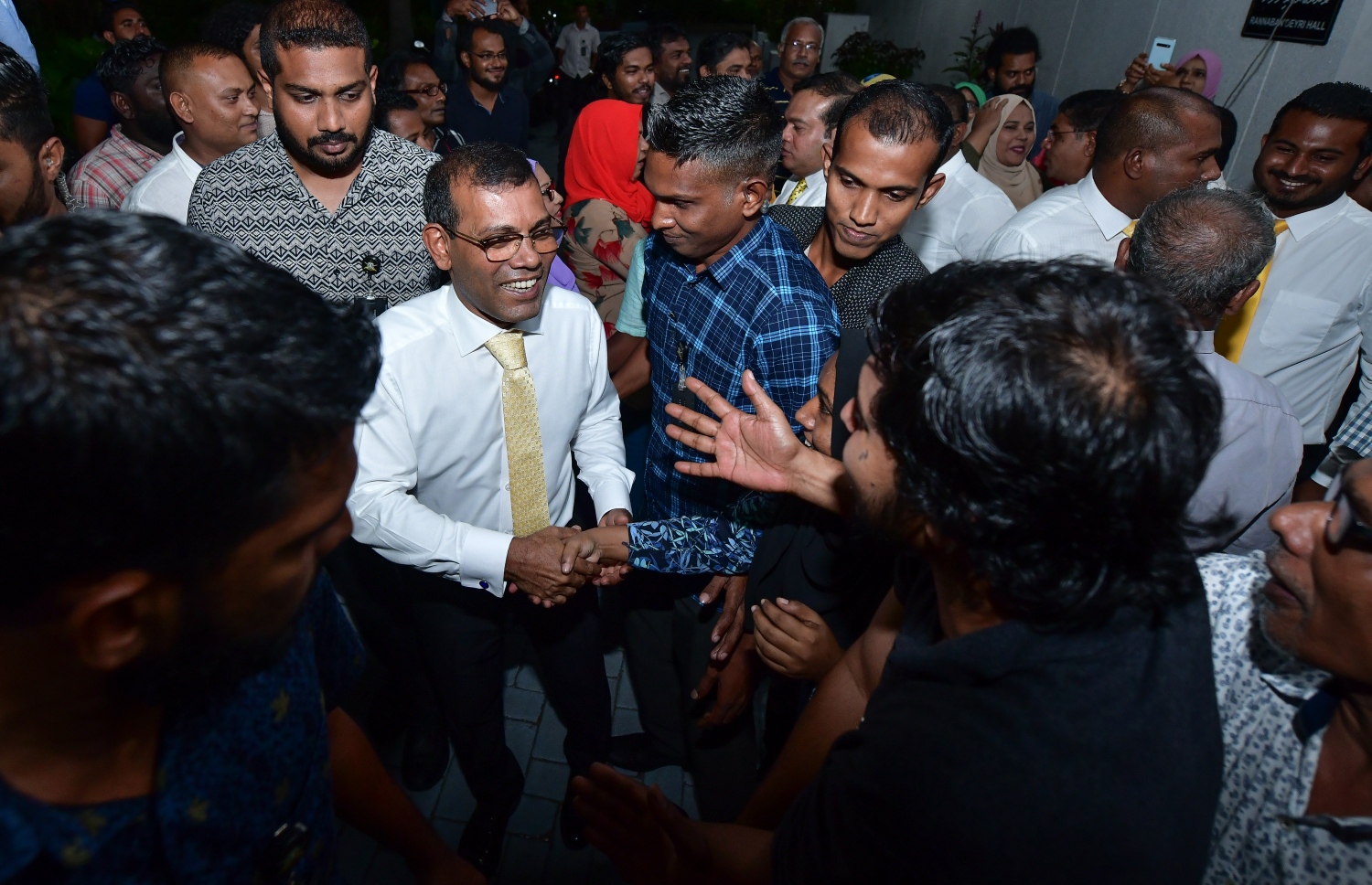 ނަޝީދު މިރޭ ދަރުބާރުގެ ކައިރިއަށް އެއްވި ސަޕޯޓަރުންނާ ސަލާމް ކުރައްވަނީ. --- ފޮޓޯ: ނިޝާން އަލީ/ މިހާރު