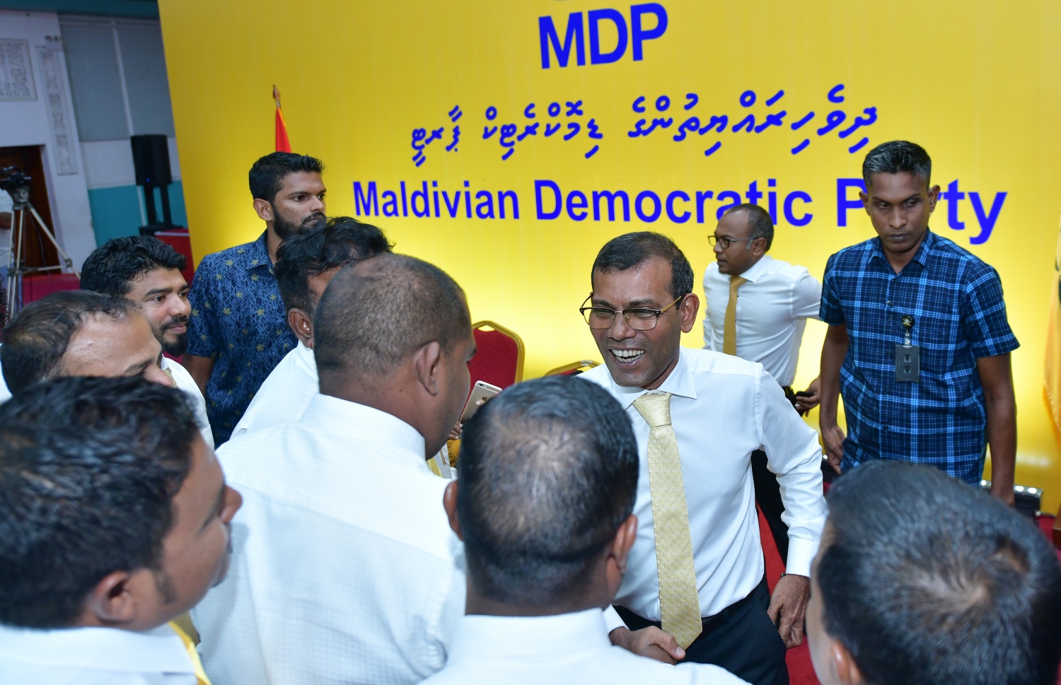 މާލެ- 27 މެއި 2019: ނަވާރަ ވަނަ ރައްޔިތުންގެ މަޖިލީހުގެ ރައީސް ކަމާއި ނައިބު ރައީސް ކަމަށް އެމްޑީޕީން ހުށަހަޅާ ކެންޑިޑޭޓަކު ހޮވުމަށް ދަރުބާރުގޭގައި ބޭއްވި ބައްދަލުވުމުގައި ރައީސް މުހައްމަދު ނަޝީދު ނަންފުޅު މަޖިލީހުގެ ރައީސް ކަމަށް ހުށަހަޅަައި ފާސްކުރުމަށްފަހު، މެމްބަރުން އެމަނިކުފާނަށް މަރުހަބާ ދަންނަވަނީ--.ފޮޓޯ:ނިޝާން އަލީ/މިހާރު