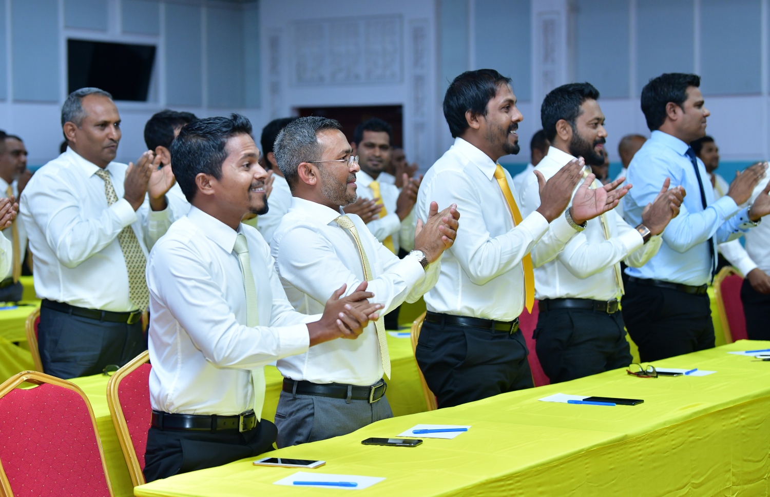 މާލެ- 27 މެއި 2019: ނަވާރަ ވަނަ ރައްޔިތުންގެ މަޖިލީހުގެ ރައީސް ކަމާއި ނައިބު ރައީސް ކަމަށް އެމްޑީޕީން ހުށަހަޅާ ކެންޑިޑޭޓަކު ހޮވުމަށް ދަރުބާރުގޭގައި ބޭއްވި ބައްދަލުވުން: މިރޭގެ ބައްދަލުވުމުގައި ގިނަ ބަޔަކު ހީކޮށްގެން ތިބި ގޮތާ ހިލާފަށް ކުރީގެ ރައީސް މުހައްމަދު ނަޝީދު ނަންފުޅު މަޖިލީހުގެ ރައީސް ކަމަށް ހުށަހަޅަައި، އެމްޑީޕީގެ ޕާލިމަންޓް ގުރޫޕުން ވަނީ ފާސްކޮށްފައި--.ފޮޓޯ:ނިޝާން އަލީ/މިހާރު