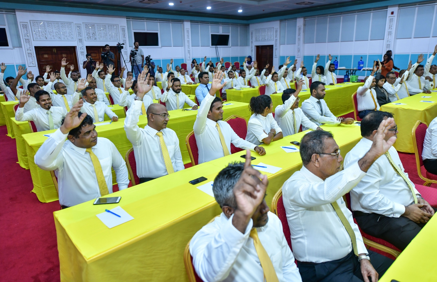 މަޖިލީހުގެ ރައީސް ކަމާއި ނައިބު ރައީސް ކަމަށް އެމްޑީޕީން ހުށަހަޅާ ކެންޑިޑޭޓަކު ހޮވުމަށް ދަރުބާރުގޭގައި ބޭއްވި ބައްދަލުވުމުގައި ރައީސް ނަޝީދުގެ ނަން ފާސްކުރުމަށް މެމްބަރުން ވޯޓު ދެއްވަނީ--.ފޮޓޯ:ނިޝާން އަލީ/މިހާރު