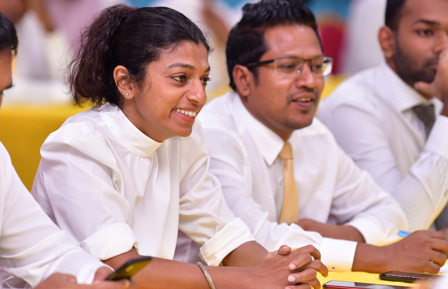 މާލެ- 27 މެއި 2019: ނަވާރަ ވަނަ ރައްޔިތުންގެ މަޖިލީހުގެ ރައީސް ކަމާއި ނައިބު ރައީސް ކަމަށް އެމްޑީޕީން ހުށަހަޅާ ކެންޑިޑޭޓަކު ހޮވުމަށް ދަރުބާރުގޭގައި ބޭއްވި ރަސްމިއްޔާތުގައި މަޖިލިހުގެ ނައިބު ރައީސް ކަމަށް އެމްޑީޕީން ކަނޑައެޅި ގަލޮޅު އުތުރު ދާއިރާގެ މެމްބަރު އީވާ އަބްދުﷲ ބައިވެރިވެވަޑައިގަންނަވަނީ --.ފޮޓޯ:ނިޝާން އަލީ/މިހާރު