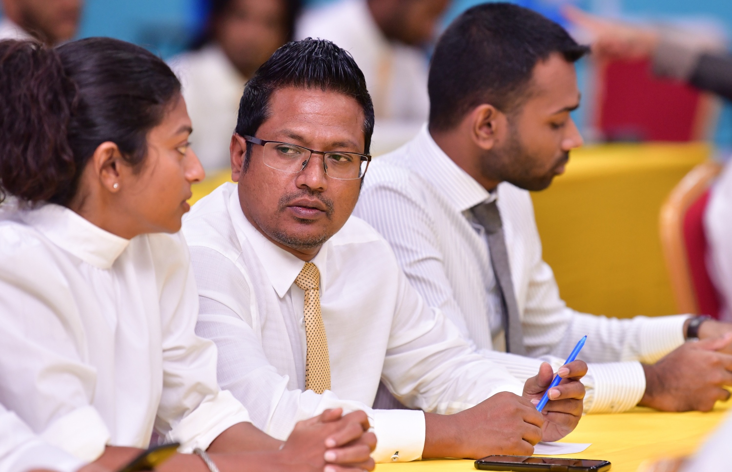 އެމްޑީޕީގެ ގައުމީ މަޖިލީހުގެ ބައްދަލުވުމެއްގައި އިންތި ބައިވެރިވެވަޑައިގަންނަވަނީ. --.ފޮޓޯ:ނިޝާން އަލީ/މިހާރު