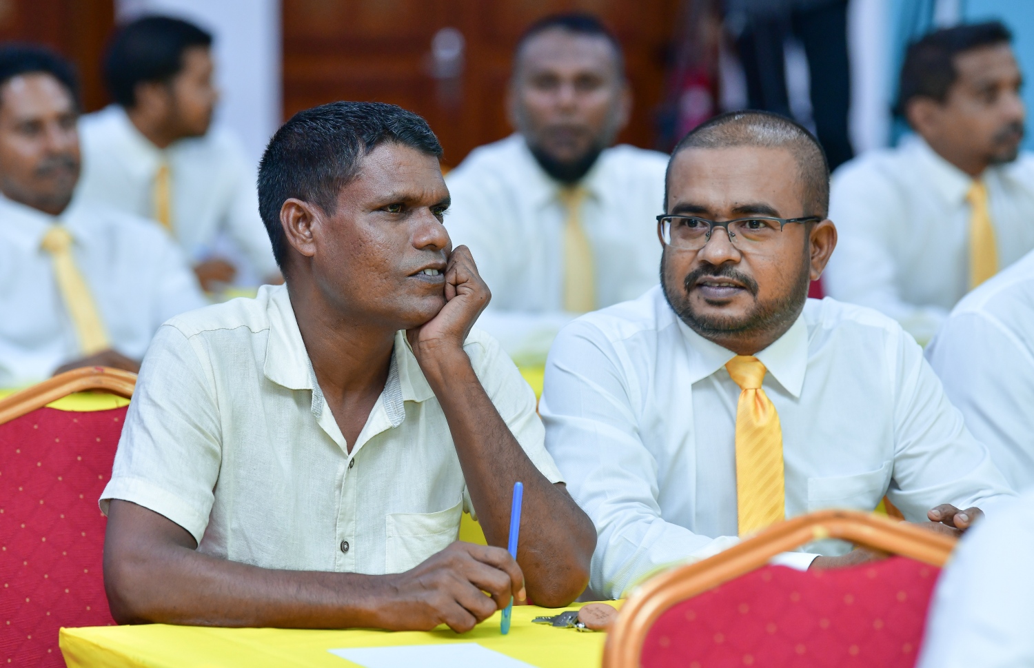 މާލެ- 27 މެއި 2019: ނަވާރަ ވަނަ ރައްޔިތުންގެ މަޖިލީހުގެ ރައީސް ކަމާއި ނައިބު ރައީސް ކަމަށް އެމްޑީޕީން ހުށަހަޅާ ކެންޑިޑޭޓަކު ހޮވުމަށް ދަރުބާރުގޭގައި ބޭއްވި ރަސްމިއްޔާތުގައި ބައިވެރިވި އެޕާޓީގެ ބައެއް މަޖިލިސް މެމްބަރުން --.ފޮޓޯ:ނިޝާން އަލީ/މިހާރު