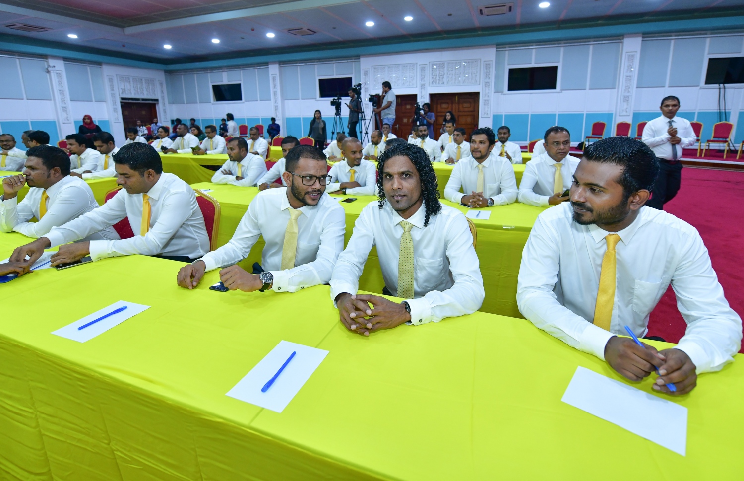 މާލެ- 27 މެއި 2019: ނަވާރަ ވަނަ ރައްޔިތުންގެ މަޖިލީހުގެ ރައީސް ކަމާއި ނައިބު ރައީސް ކަމަށް އެމްޑީޕީން ހުށަހަޅާ ކެންޑިޑޭޓަކު ހޮވުމަށް ދަރުބާރުގޭގައި ބޭއްވި ރަސްމިއްޔާތުގައި ބައިވެރިވި އެޕާޓީގެ ބައެއް މަޖިލިސް މެމްބަރުން --.ފޮޓޯ:ނިޝާން އަލީ/މިހާރު