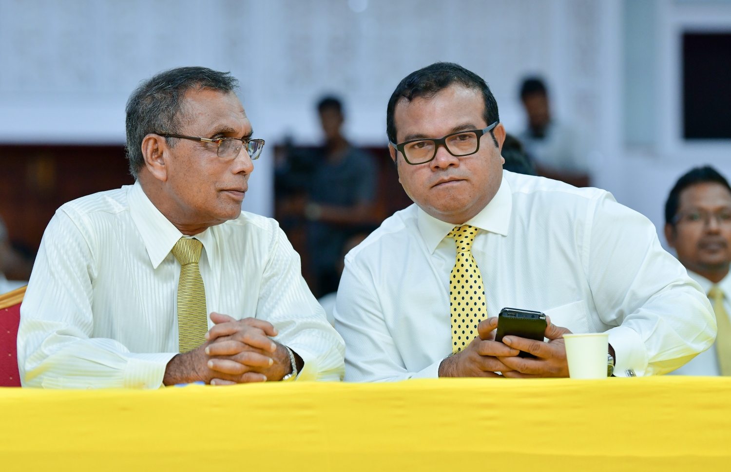 މާލެ- 27 މެއި 2019: ނަވާރަ ވަނަ ރައްޔިތުންގެ މަޖިލީހުގެ ރައީސް ކަމާއި ނައިބު ރައީސް ކަމަށް އެމްޑީޕީން ހުށަހަޅާ ކެންޑިޑޭޓަކު ހޮވުމަށް ދަރުބާރުގޭގައި ބޭއްވި ރަސްމިއްޔާތުގައި ރައީސް ކަމަށް އެމްޑީޕީން އެންމެ ބޮޑަށް ވާދަކުރެއްވި ހިތަދޫ އުތުރު ދާއިރާގެ މެމްބަރު މުހައްމަދު އަސްލަމާއި ވިލުފުށީ ދާއިރާފެ މެމްބަރު ހަސަން އަފީފު ބައިވެރިވެވަޑައިގަންނަވަނީ --.ފޮޓޯ:ނިޝާން އަލީ/މިހާރު