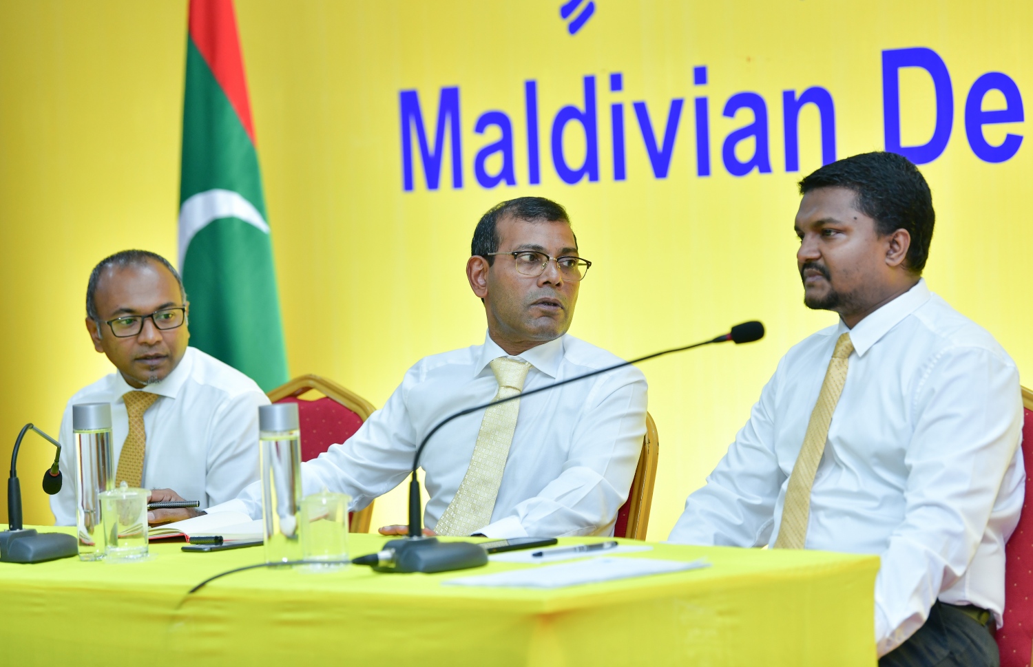 ދަރުބާރުގޭގައި ރޭ ބޭއްވި ބައްދަލުވުމުގައި ނަޝީދު (މ) ރިޔާސަތު ބަލަހައްޓަވާ އިރު، އެމަނިކުފާނުގެ އަރިހުގައި އެމްޑީޕީގެ ޗެއާޕާސަން ހަސަން ލަތީފާއި އެމްޑީޕީގެ ސެކްރެޓަރީ ޖެނެރަލް އަނަސް އަބްދުއްސައްތާރު. --- ފޮޓޯ: ނިޝާން އަލީ/ މިހާރު