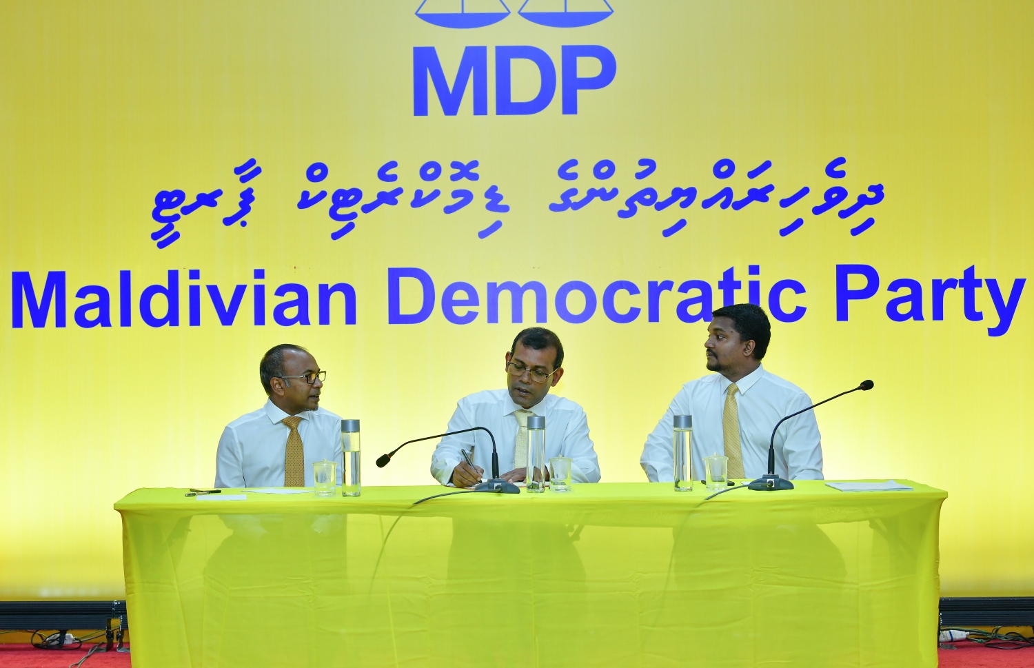 މާލެ- 27 މެއި 2019: ނަވާރަ ވަނަ ރައްޔިތުންގެ މަޖިލީހުގެ ރައީސް ކަމާއި ނައިބު ރައީސް ކަމަށް އެމްޑީޕީން ހުށަހަޅާ ކެންޑިޑޭޓަކު ހޮވުމަށް ދަރުބާރުގޭގައި ބޭއްވި ބައްދަލުވުމުގައި ނަޝީދު (މ) ރިޔާސަތު ބަލަހައްޓަވާ އިރު، އެމަނިކުފާނުގެ އަރިހުގައި އެމްޑީޕީގެ ޗެއާޕާސަން ހަސަން ލަތީފާއި އެމްޑީޕީގެ ސެކްރެޓަރީ ޖެނެރަލް އަނަސް އަބްދުއްސައްތާރު --.ފޮޓޯ:ނިޝާން އަލީ/މިހާރު