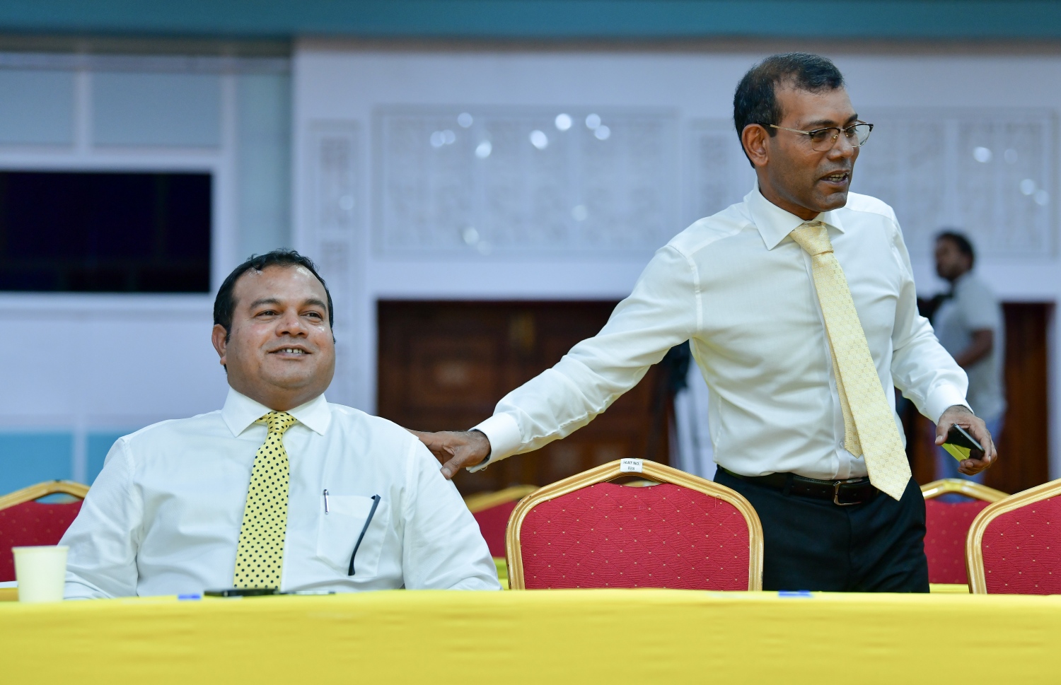 މާލެ- 27 މެއި 2019: ނަވާރަ ވަނަ ރައްޔިތުންގެ މަޖިލީހުގެ ރައީސް ކަމާއި ނައިބު ރައީސް ކަމަށް އެމްޑީޕީން ހުށަހަޅާ ކެންޑިޑޭޓަކު ހޮވުމަށް ދަރުބާރުގޭގައި ބޭއްވި ރަސްމިއްޔާތުގައި އެމްޑީޕީގެ ރައީސް މުހައްމަދު ނަޝީދާއި ހިތަދޫ އުތުރު ދާއިރާގެ މެމްބަރު މުހަންމަދު އަސްލަމް ބައިވެރިވެ ވަޑައިގަންނަވަނީ--.ފޮޓޯ:ނިޝާން އަލީ/މިހާރު