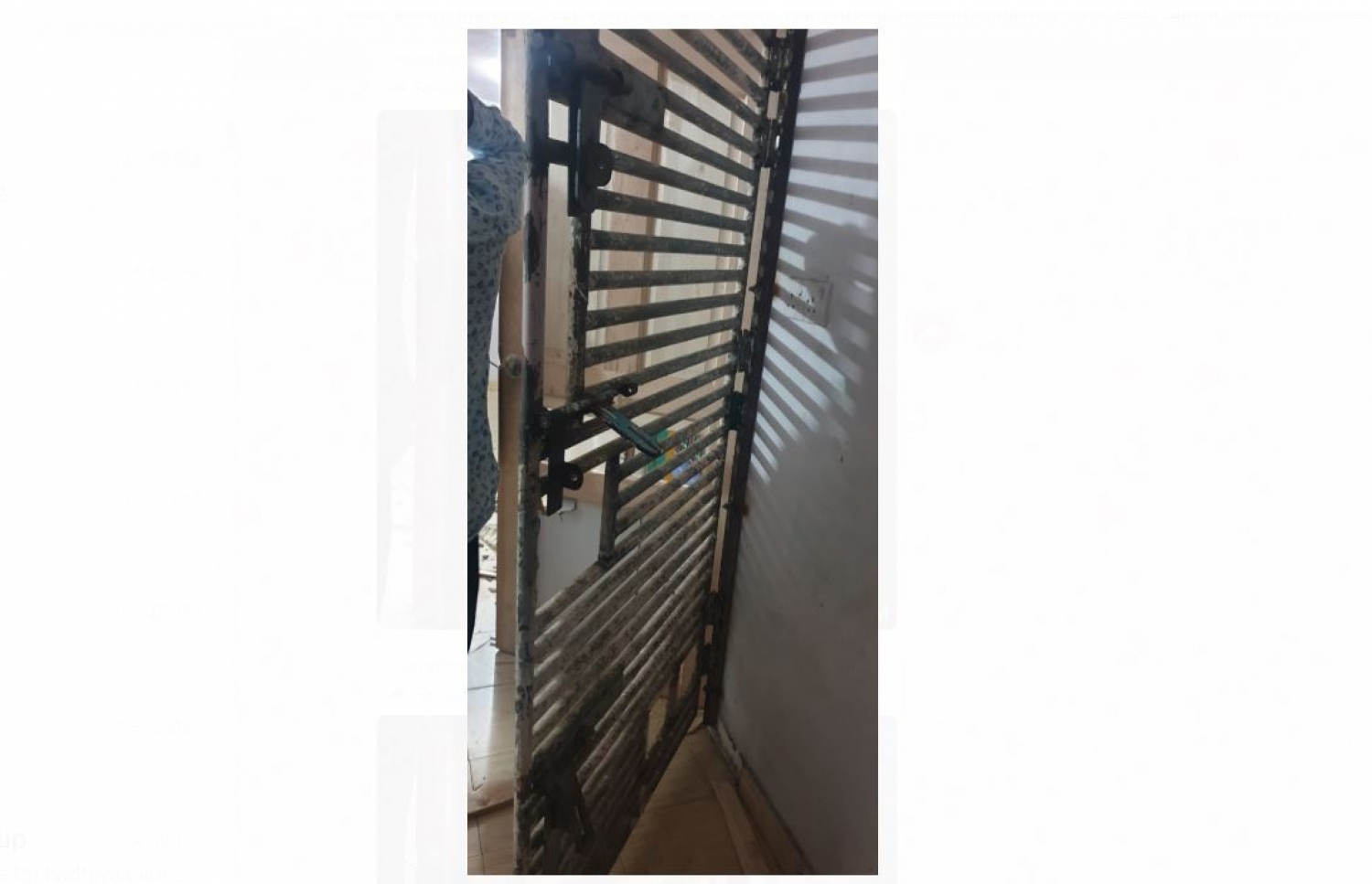 މަސްތުވާތަކެތީގެ ވިޔަފާރިކުރާ ގެއެއްގައި ހަރުކޮށްގައި ހުރި ދަގަނޑު ދޮރެއް