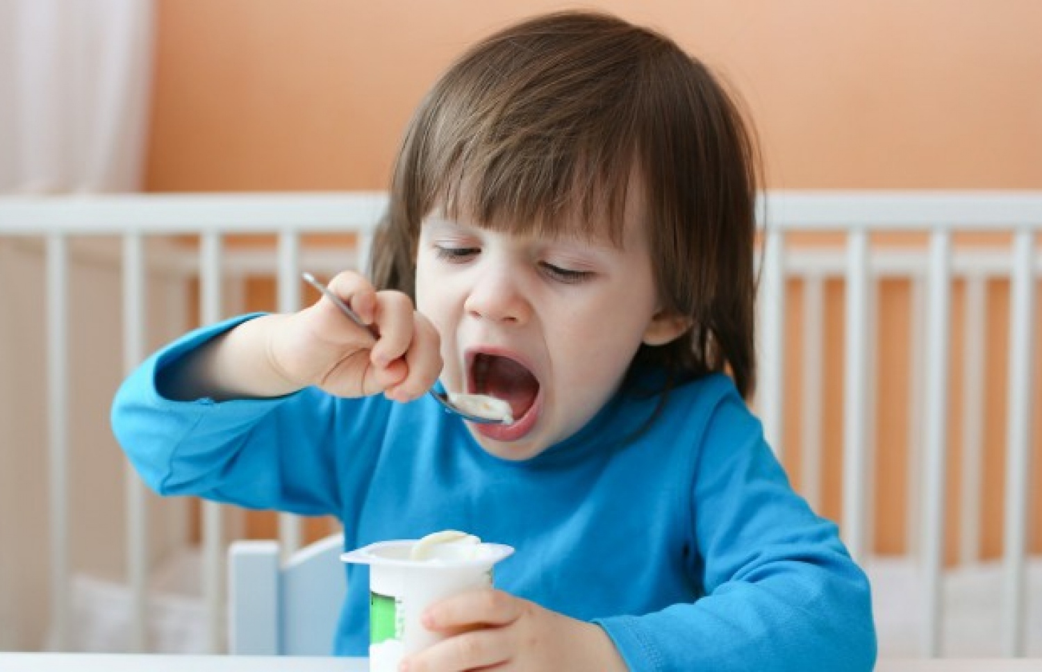 ކުއްޖަކު ޔޯގަޓް ކަނީ.