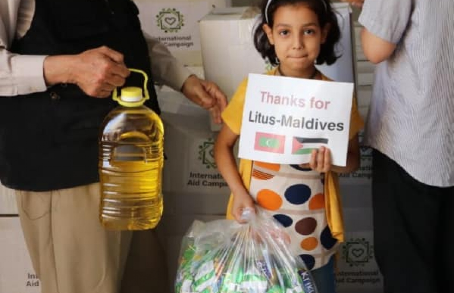 ލިޓަސްގެ އެހީ އަށް ޝުކުރު އަދާކޮށް ފަލަސްތީނު ކުއްޖަކު ލިޔުމެއް ހިފައިގެން