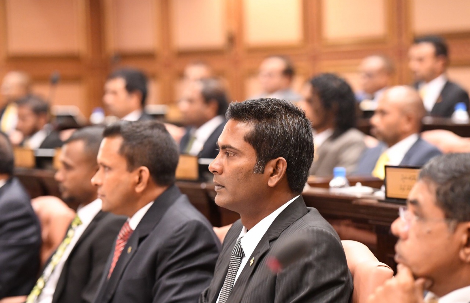 ރައްޔިތުންގެ މަޖިލިހުގެ ޖަލްސާއެއްގައި ފެލިދޫ ދާއިރާގެ މެމްބަރު ފަޒުލް (ކ) ބައިވެރިވެވަޑައިގަންނަވަނީ. -- ފޮޓޯ: މަޖިލިސް