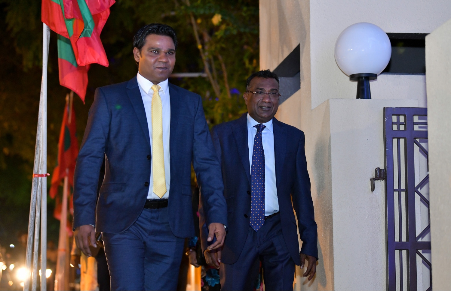 މާލެ، 28 މެއި 2019: 19 ވަނަ ރައްޔިތުންގެ މަޖިލީހުގެ މެމްބަރުން ހުވާކުރެއްވުމުގެ ރަސްމިއްޔާތަށް ކާޝިދޫ ދާއިރާގެ މެމްބަރު އަބްދުﷲ ޖާބިރު އަދި ކެނދިކުޅުދޫ ދާއިރާގެ މެމްބަރު އަހުމަދު އީސާ ވަޑައިގަންނަވަނީ.---.ފޮޓޯ: ހުސައިން ވަހީދު/މިހާރު