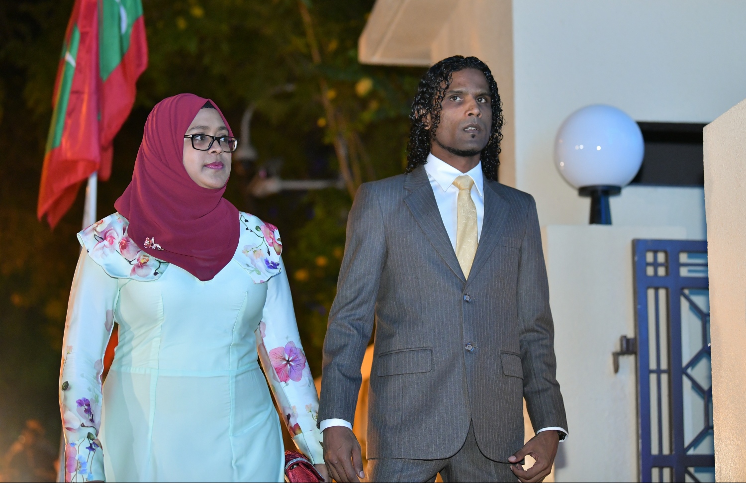 މާލެ، 28 މެއި 2019: 19 ވަނަ ރައްޔިތުންގެ މަޖިލީހުގެ މެމްބަރުން ހުވާކުރެއްވުމުގެ ރަސްމިއްޔާތަށް ދާންދޫ ދާއިރާގެ މެމްބަރު ޔައުގޫބު އަބްދުﷲ އަދި އަނބިކަނބަލުން ވަޑައިގަންނަވަނީ.---.ފޮޓޯ: ހުސައިން ވަހީދު/މިހާރު