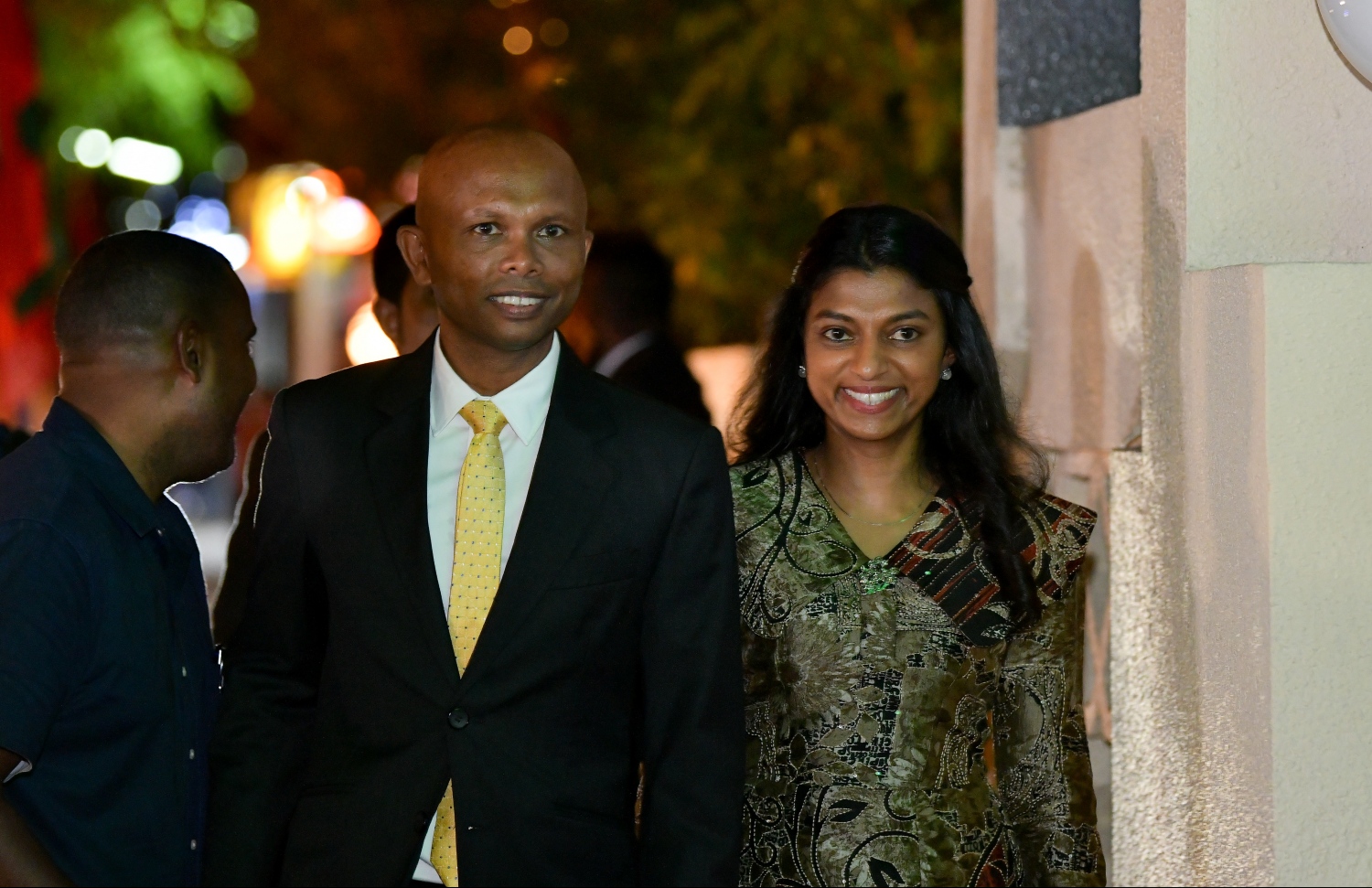 މާލެ، 28 މެއި 2019: 19 ވަނަ ރައްޔިތުންގެ މަޖިލީހުގެ މެމްބަރުން ހުވާކުރެއްވުމުގެ ރަސްމިއްޔާތަށް ގަލޮޅު އުތުރު ދާއިރާގެ މެމްބަރު އީވާ އަބްދުﷲ އަދި ފިރިކަލުން ވަޑައިގަންނަވަނީ.---.ފޮޓޯ: ހުސައިން ވަހީދު/މިހާރު