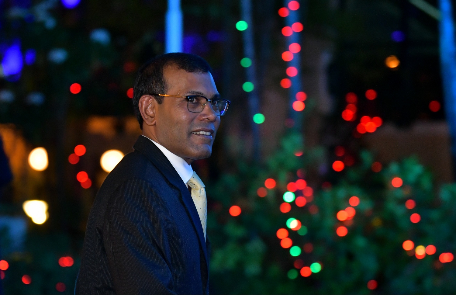 މާލެ، 28 މެއި 2019: 19 ވަނަ ރައްޔިތުންގެ މަޖިލީހުގެ މެމްބަރުން ހުވާކުރެއްވުމުގެ ރަސްމިއްޔާތަށް މައްޗަންގޮޅީ މެދު ދާއިރާގެ މެމްބަރު އަދި މަޖިލީހުގެ މިދައުރުގެ ރައީސް ކަމަށް އެމްޑީޕީން ހުށަހަޅާފައިވާ ކުރީގެ ރައީސް މުހައްމަދު ނަޝީދު ވަޑައިގަންނަވަނީ.---.ފޮޓޯ: ހުސައިން ވަހީދު/މިހާރު