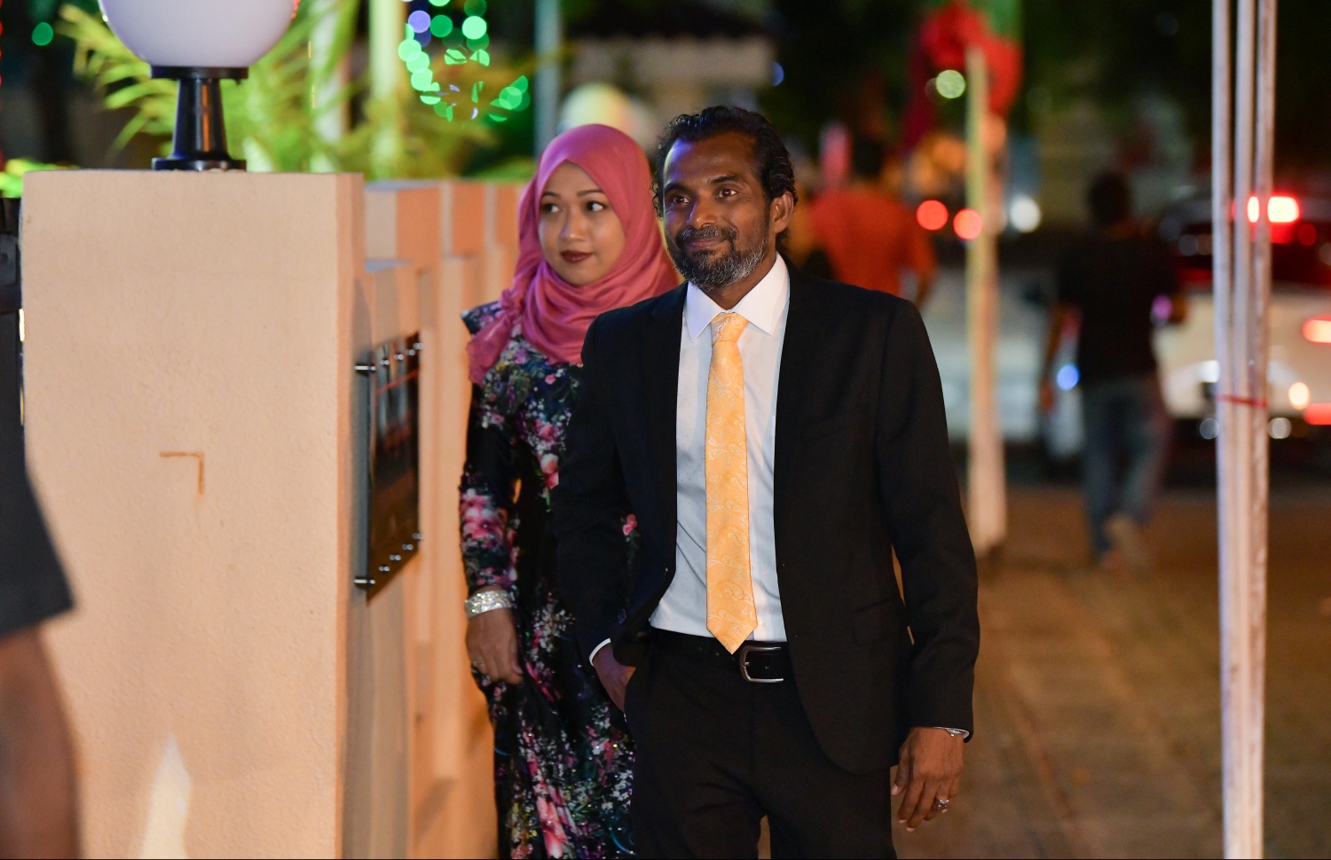 މާލެ، 28 މެއި 2019: 19 ވަނަ ރައްޔިތުންގެ މަޖިލީހުގެ މެމްބަރުން ހުވާކުރެއްވުމުގެ ރަސްމިއްޔާތަށް މައްޗަންގޮޅީ އުތުރު ދާއިރާގެ މެމްބަރު މުހައްމަދު ރަޝީދު (ބޮޑުގަލު) އަދި އަނބިކަނބަލުން ވަޑައިގަންނަވަނީ.---.ފޮޓޯ: ހުސައިން ވަހީދު/މިހާރު