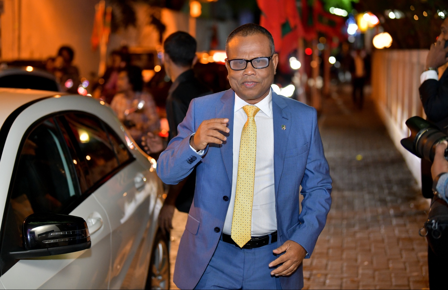 މާލެ، 28 މެއި 2019: 19 ވަނަ ރައްޔިތުންގެ މަޖިލީހުގެ މެމްބަރުން ހުވާކުރެއްވުމުގެ ރަސްމިއްޔާތަށް ހިތަދޫ މެދު ދާއިރާގެ މެމްބަރު އަހުމަދު ރަޝީދު ވަޑައިގަންނަވަނީ.---.ފޮޓޯ: ހުސައިން ވަހީދު/މިހާރު