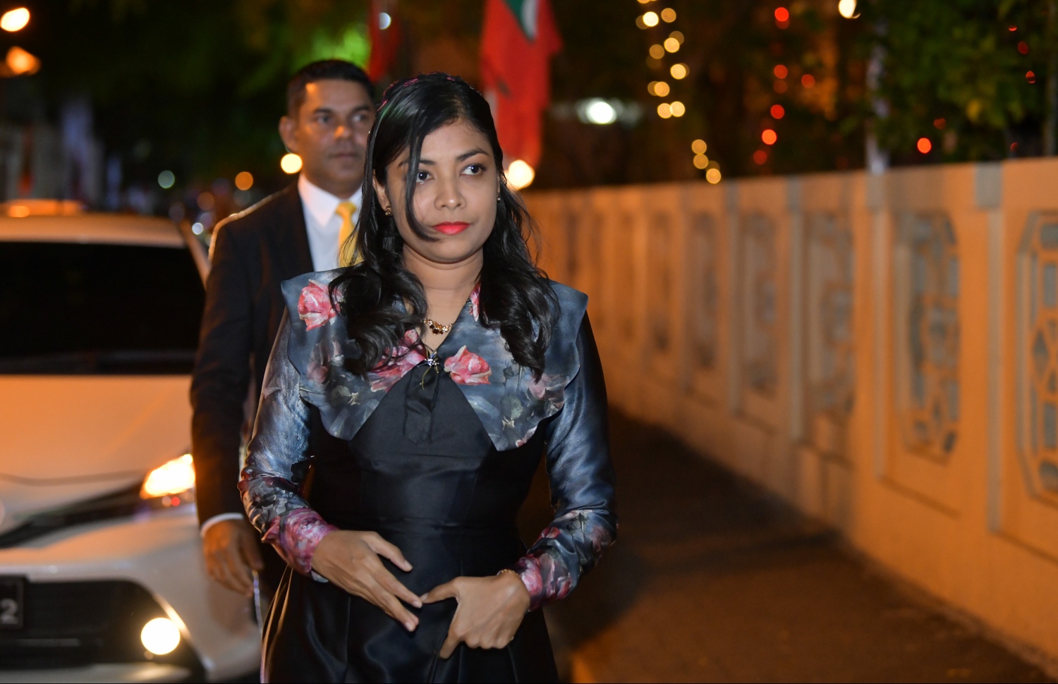 މާލެ، 28 މެއި 2019: 19 ވަނަ ރައްޔިތުންގެ މަޖިލީހުގެ މެމްބަރުން ހުވާކުރެއްވުމުގެ ރަސްމިއްޔާތަށް އައްޑޫމީދޫ ދާއިރާގެ މެމްބަރު ރޮޒައިނާ އާދަމް ވަޑައިގަންނަވަނީ.---.ފޮޓޯ: ހުސައިން ވަހީދު/މިހާރު