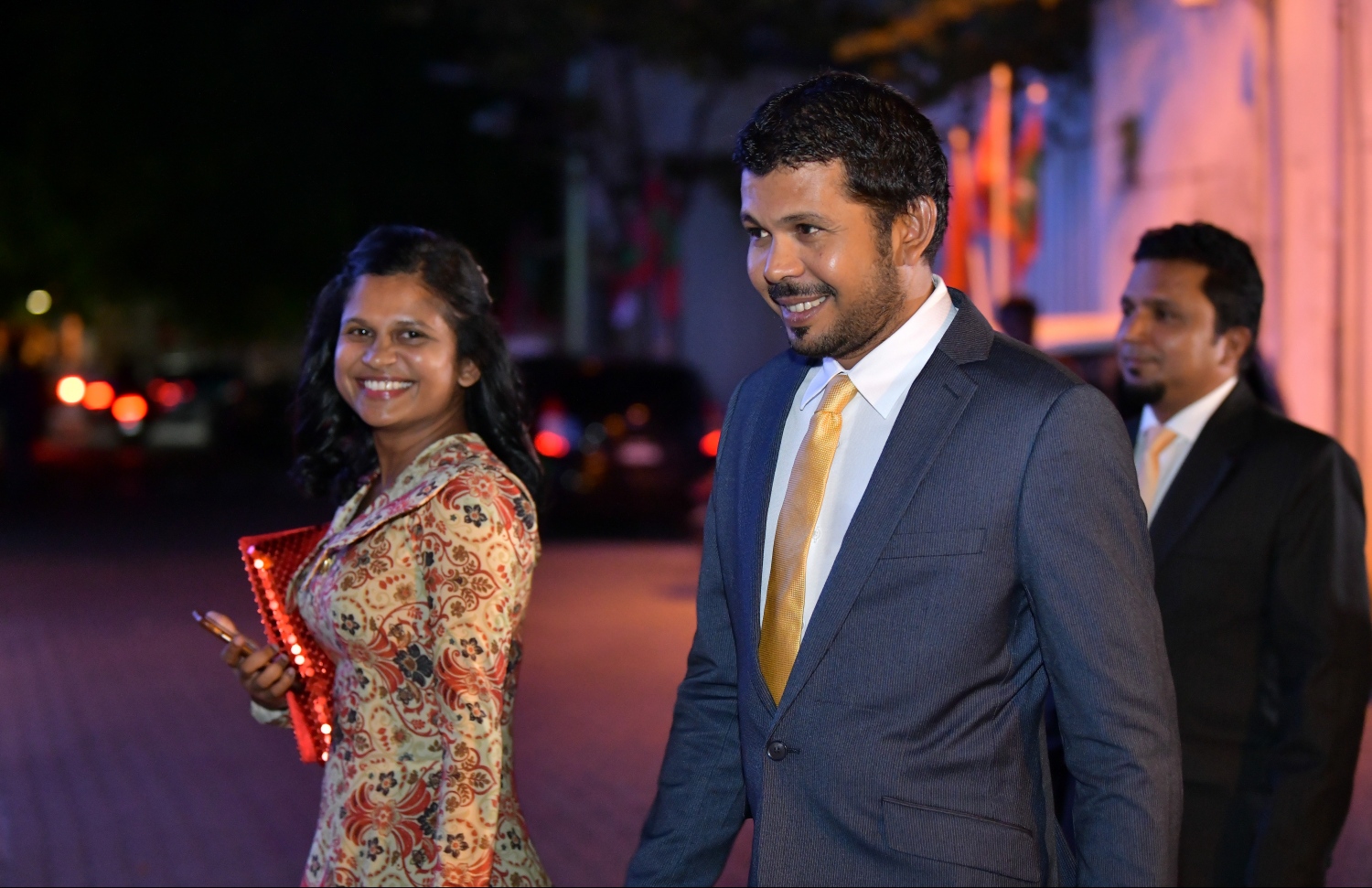 މާލެ، 28 މެއި 2019: 19 ވަނަ ރައްޔިތުންގެ މަޖިލީހުގެ މެމްބަރުން ހުވާކުރެއްވުމުގެ ރަސްމިއްޔާތަށް އުނގޫފާރު ދާއިރާގެ މެމްބަރު މުހައްމަދު ވަހީދު އަދި އަނބިކަނބަލުން ވަޑައިގަންނަވަނީ.---.ފޮޓޯ: ހުސައިން ވަހީދު/މިހާރު