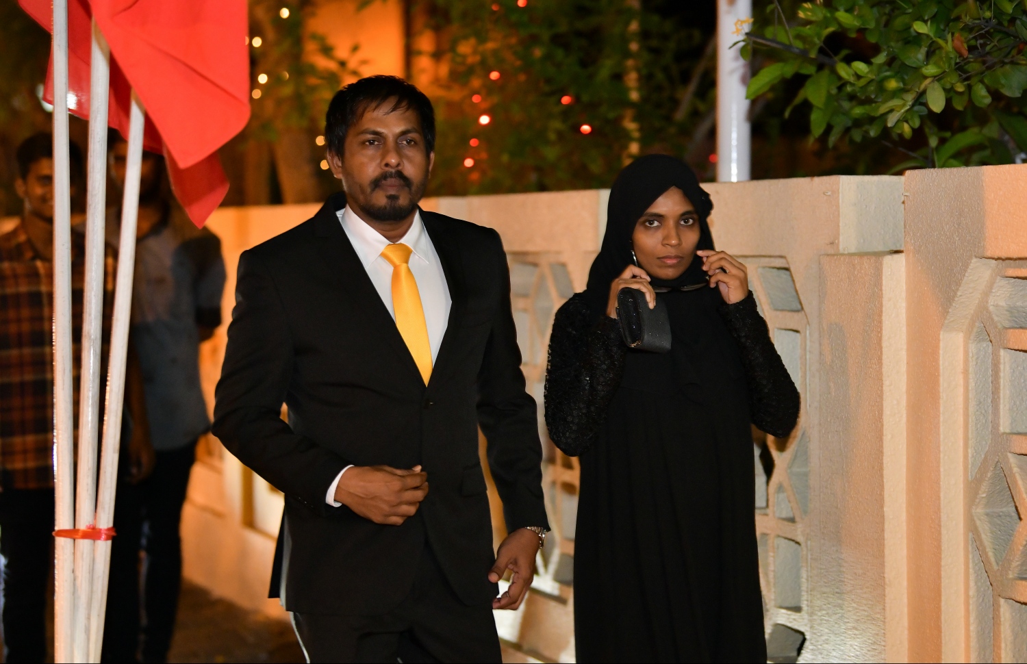 މާލެ، 28 މެއި 2019: 19 ވަނަ ރައްޔިތުންގެ މަޖިލީހުގެ މެމްބަރުން ހުވާކުރެއްވުމުގެ ރަސްމިއްޔާތަށް ދުވާފަރު ދާއިރާގެ މެމްބަރު އިސްމާއިލް އަލީ އަދި އަނބިކަނބަލުން ވަޑައިގަންނަވަނީ.---.ފޮޓޯ: ހުސައިން ވަހީދު/މިހާރު