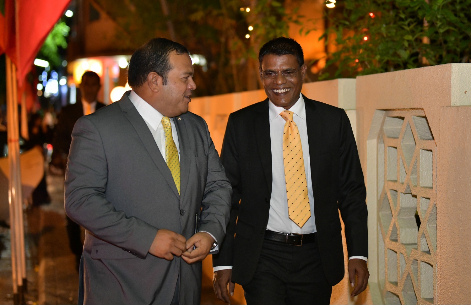 މާލެ، 28 މެއި 2019: 19 ވަނަ ރައްޔިތުންގެ މަޖިލީހުގެ މެމްބަރުން ހުވާކުރެއްވުމުގެ ރަސްމިއްޔާތަށް އިނގުރަައިދޫ ދާއިރާގެ މެމްބަރު ހަސަން އަހުމަދު (ހަސަންޓޭ) އަދި ހިތަދޫ އުތުރު ދާއިރާގެ މެމްބަރު މުހައްމަދު އަސްލަމް ވަޑައިގަންނަވަނީ.---.ފޮޓޯ: ހުސައިން ވަހީދު/މިހާރު