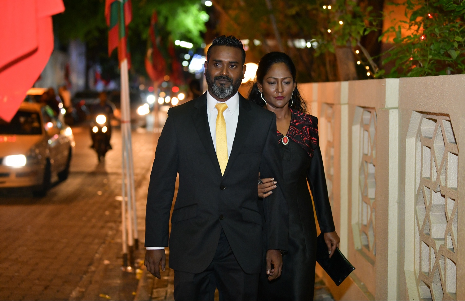 މާލެ، 28 މެއި 2019: 19 ވަނަ ރައްޔިތުންގެ މަޖިލީހުގެ މެމްބަރުން ހުވާކުރެއްވުމުގެ ރަސްމިއްޔާތަށް ކަނޑިތީމު ދާއިރާގެ މެމްބަރު އަބްދުﷲ ޝަހީމް އަދި އަނބިކަނބަލުން ވަޑައިގަންނަވަނީ.---.ފޮޓޯ: ހުސައިން ވަހީދު/މިހާރު