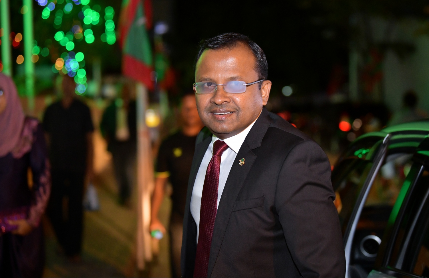 މާލެ، 28 މެއި 2019: 19 ވަނަ ރައްޔިތުންގެ މަޖިލީހުގެ މެމްބަރުން ހުވާކުރެއްވުމުގެ ރަސްމިއްޔާތަށް ތިމަރަފުށީ ދާއިރާގެ މެމްބަރު އަބްދުﷲ ރިޔާޒު ވަޑައިގަންނަވަނީ.---.ފޮޓޯ: ހުސައިން ވަހީދު/މިހާރު