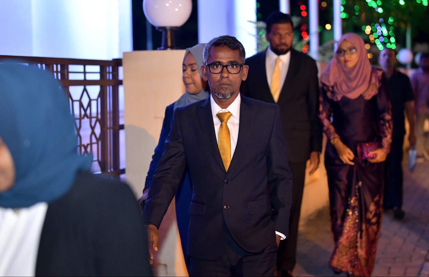 މާލެ، 28 މެއި 2019: 19 ވަނަ ރައްޔިތުންގެ މަޖިލީހުގެ މެމްބަރުން ހުވާކުރެއްވުމުގެ ރަސްމިއްޔާތަށް ވައިކަރަދޫ ދާއިރާގެ މެމްބަރު ހުސައިން ޒިޔާދު އަދި އަނބިކަނބަލުން ވަޑައިގަންނަވަނީ.---.ފޮޓޯ: ހުސައިން ވަހީދު/މިހާރު